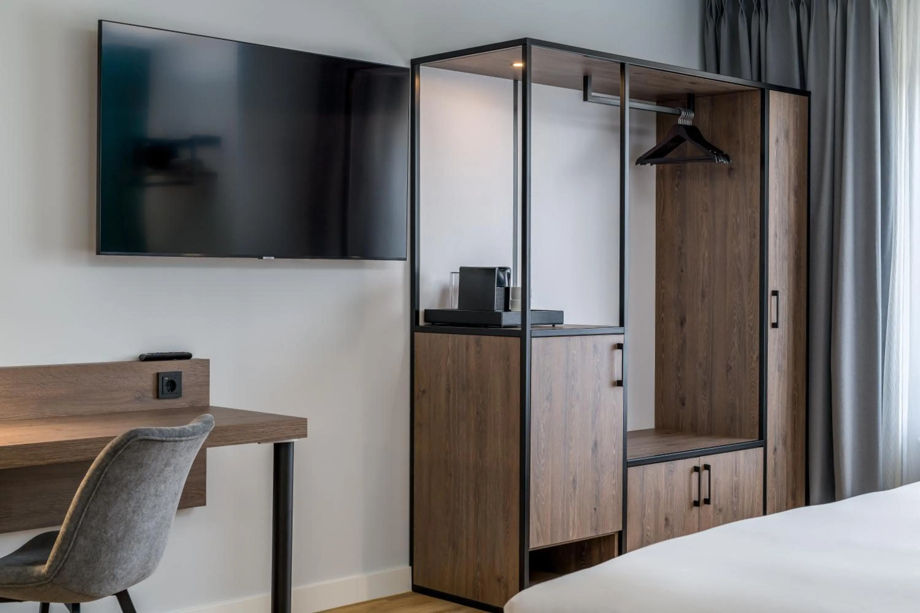 wardrobe, Bed in Mercure Hannover Oldenburger Allee