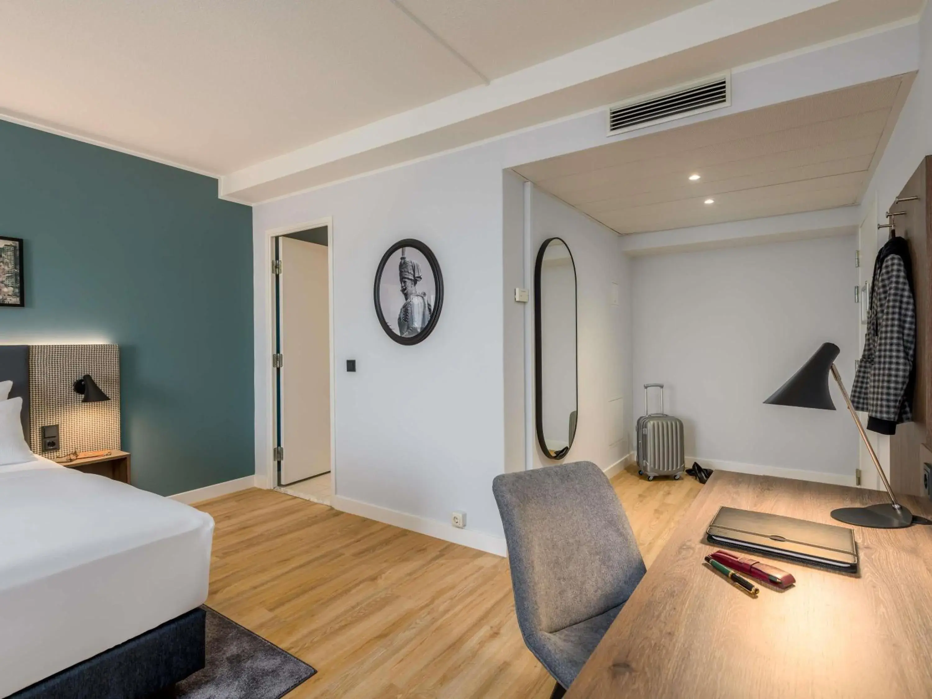 Bedroom, Bed in Mercure Hannover Oldenburger Allee Bedroom, Bed in Mercure Hannover Oldenburger Allee