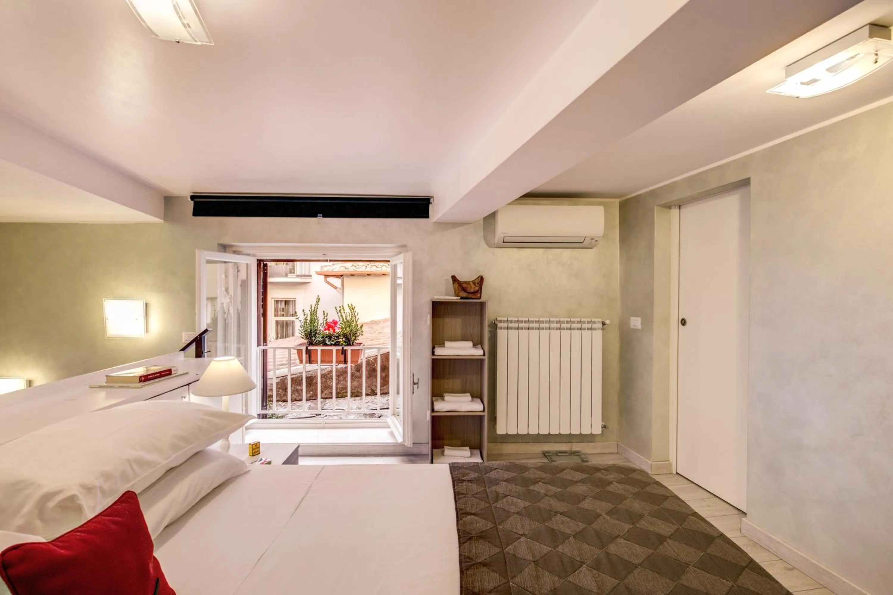 Bedroom, Bed in Tritone Top House