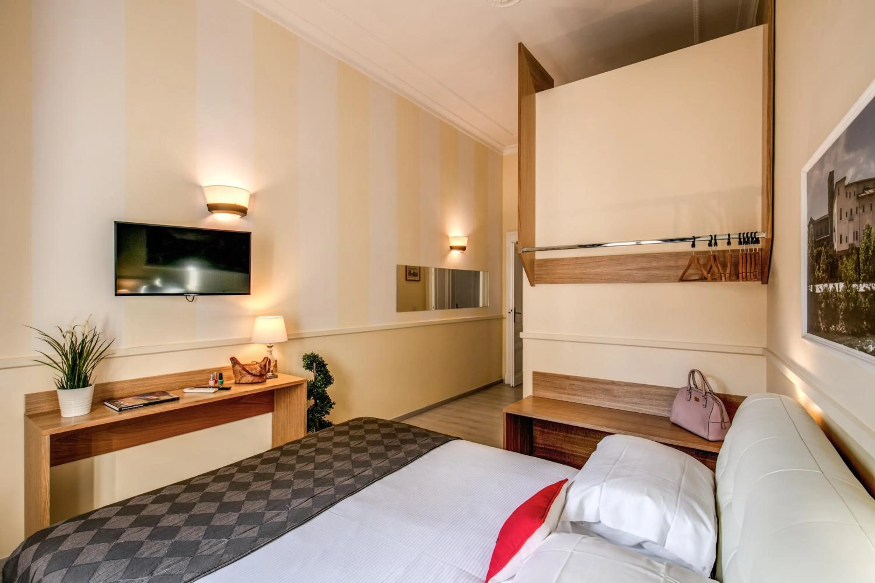 Photo of the whole room, Bed in Tritone Top House