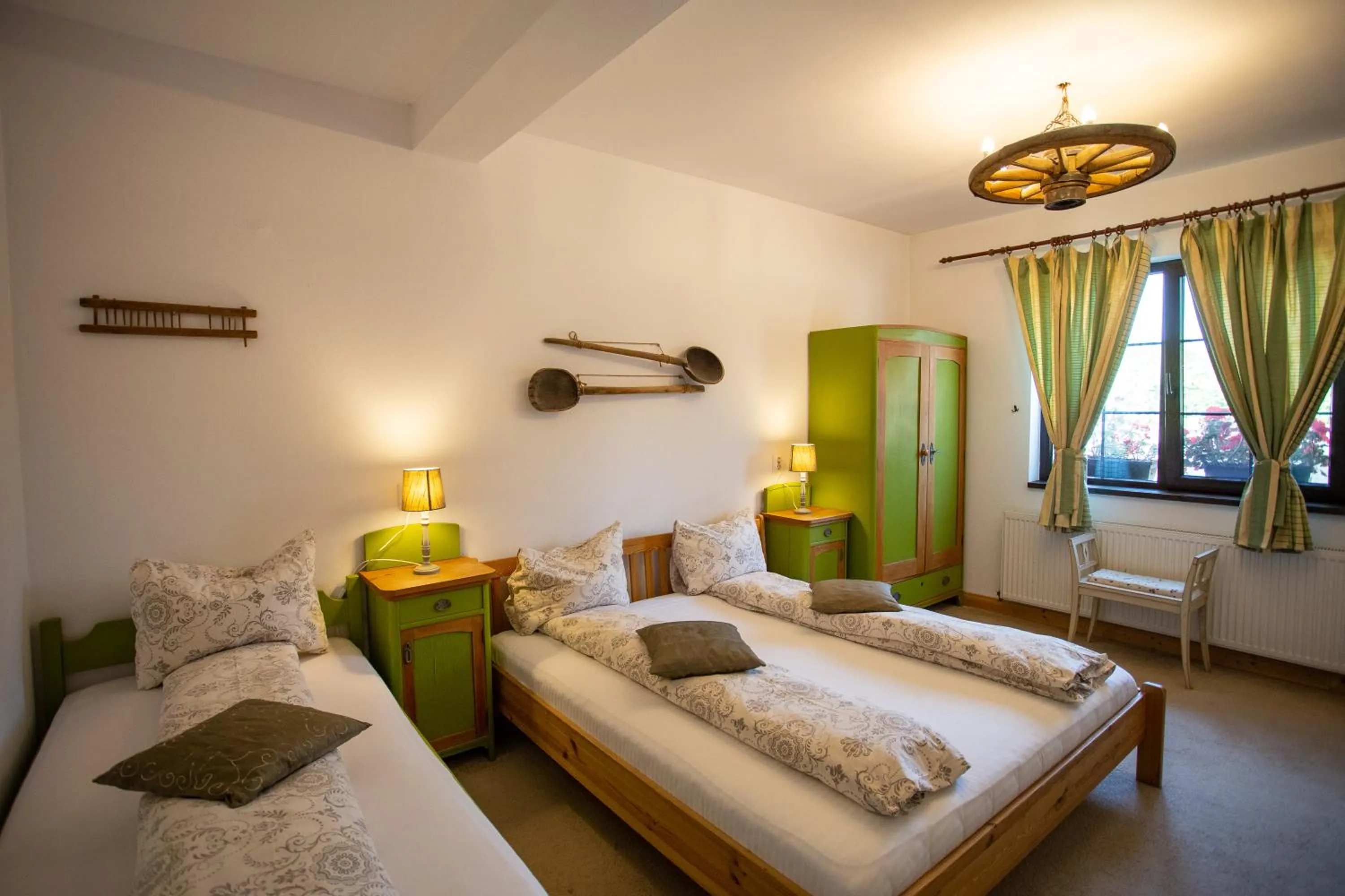 Decorative detail, Bed in Casa Mosului - Transfăgărășan Bed & Breakfast