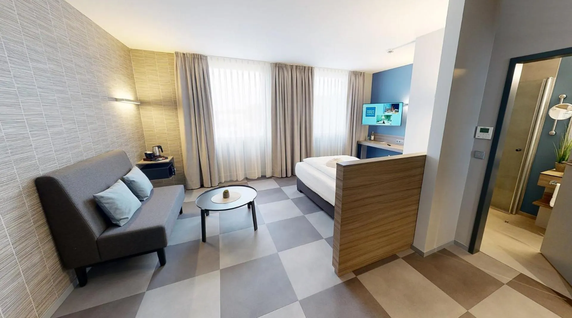 Living room, Bed in Median Hotel Hannover Lehrte