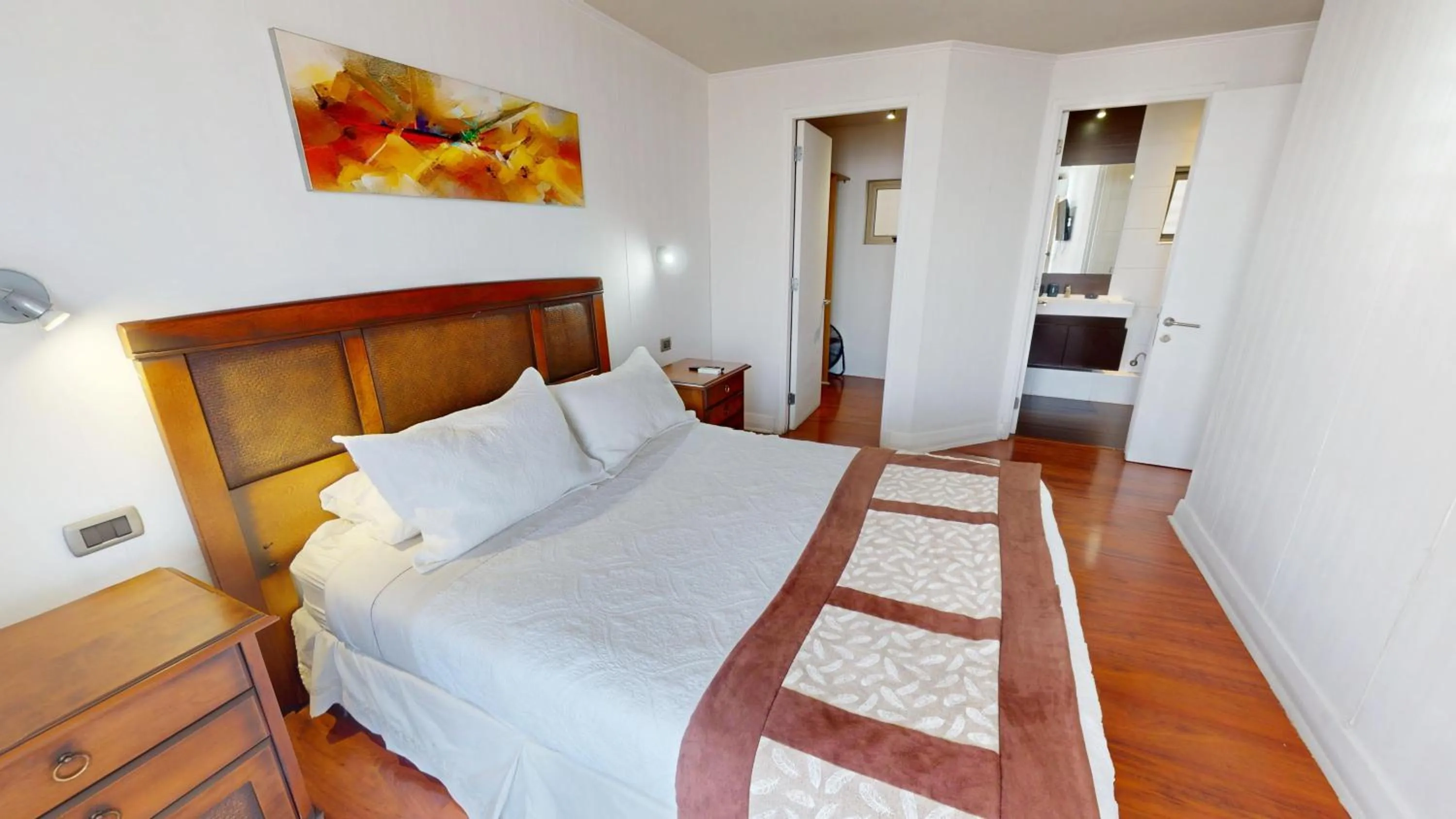 Photo of the whole room, Bed in Views Cordillera