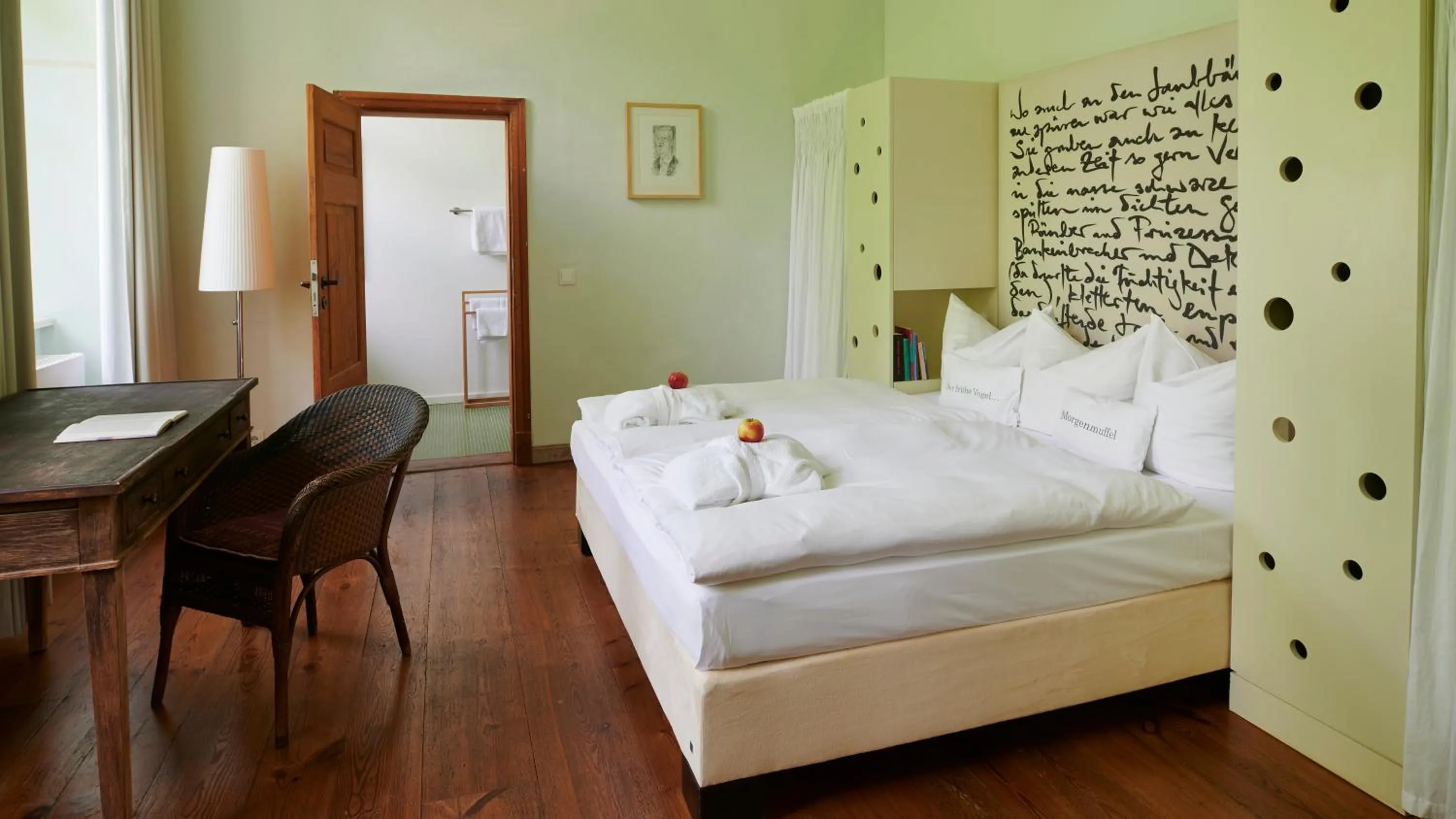 Bed in Kavaliershaus Schloß Blücher am Finckenersee