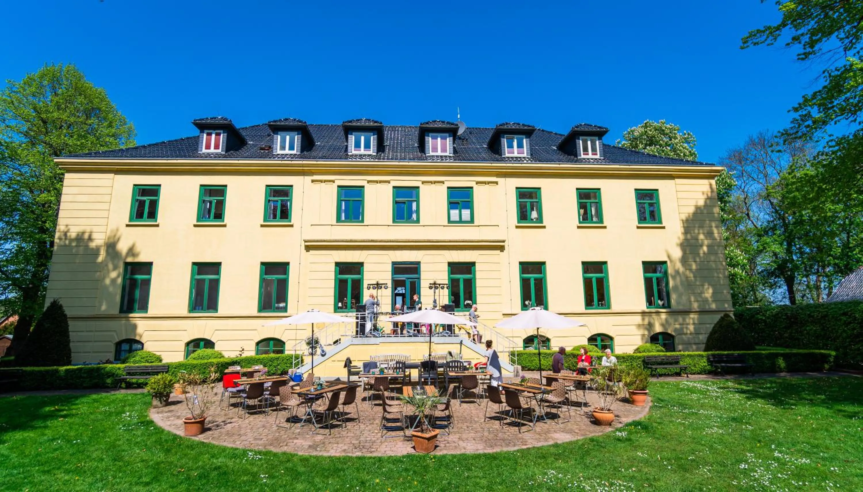 Garden view in Schloss Harkensee