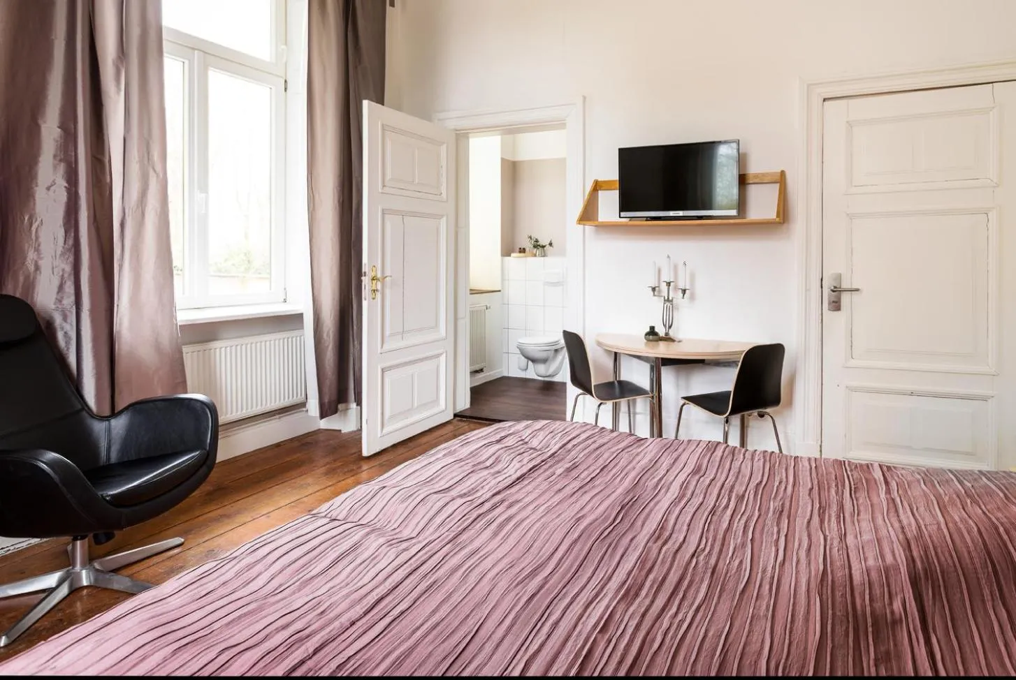 Photo of the whole room, Bed in Schloss Harkensee