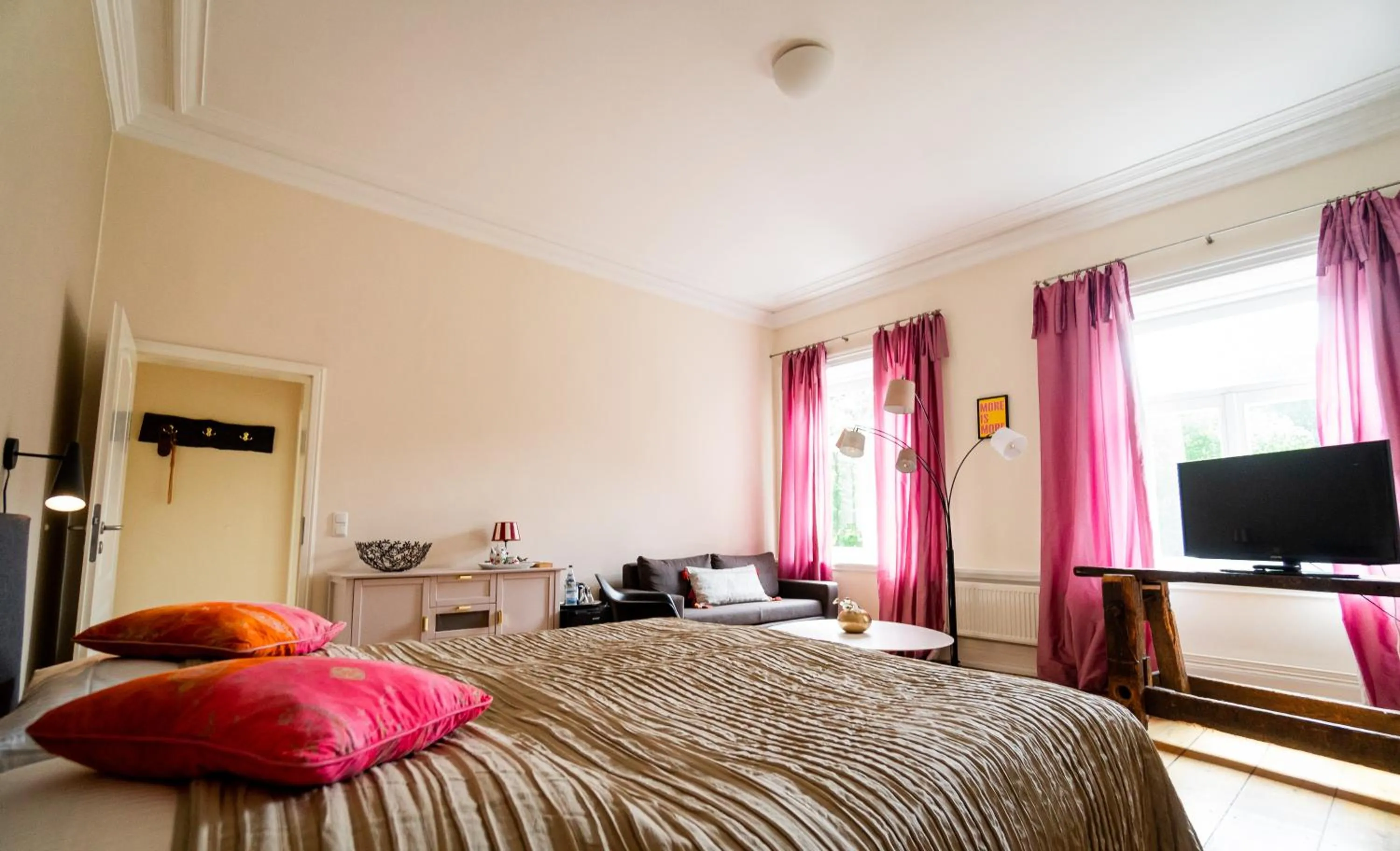 Photo of the whole room, Bed in Schloss Harkensee