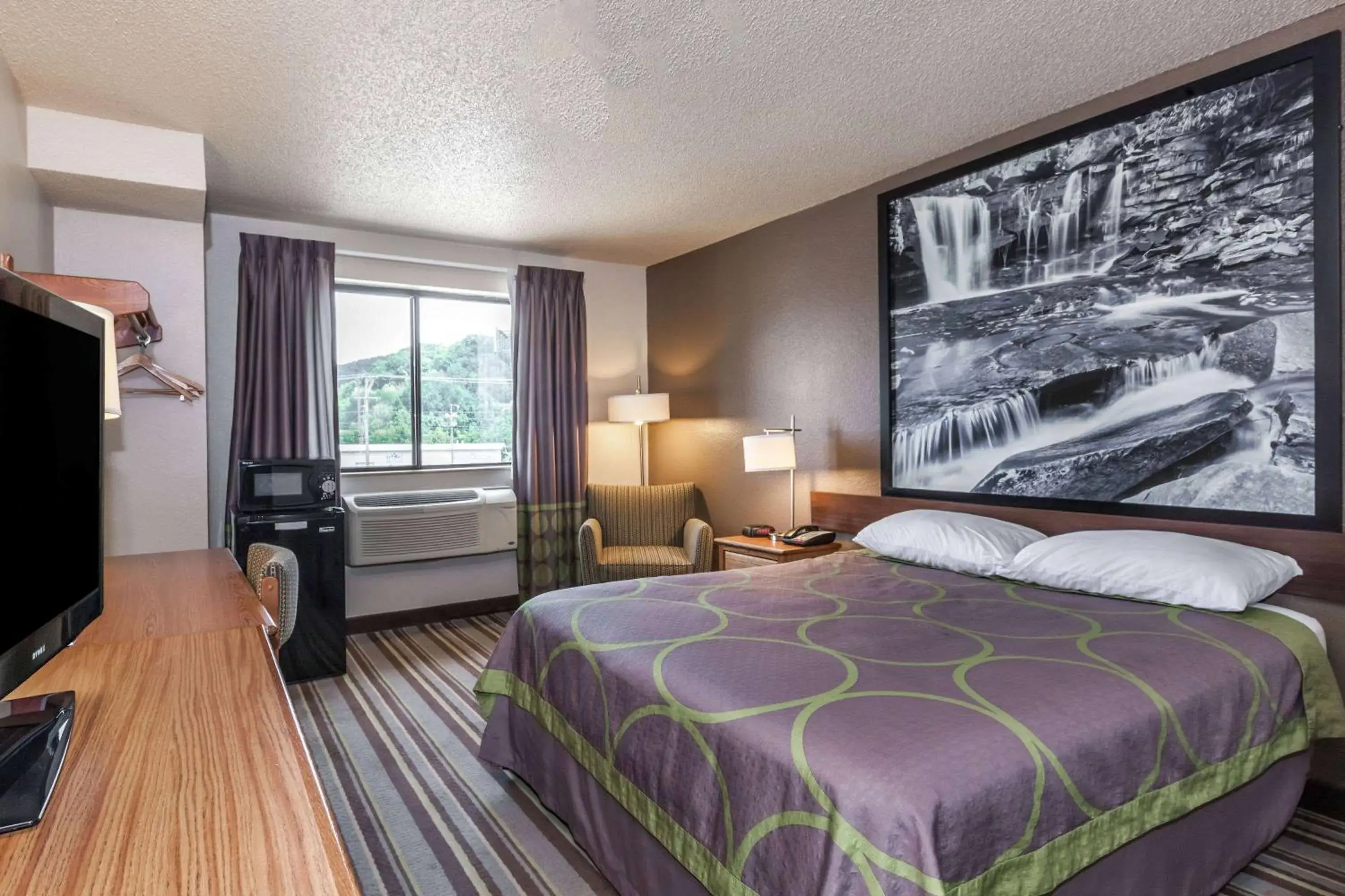 Photo of the whole room, Bed in Super 8 by Wyndham Dunbar/Charleston Area Photo of the whole room, Bed in Super 8 by Wyndham Dunbar/Charleston Area