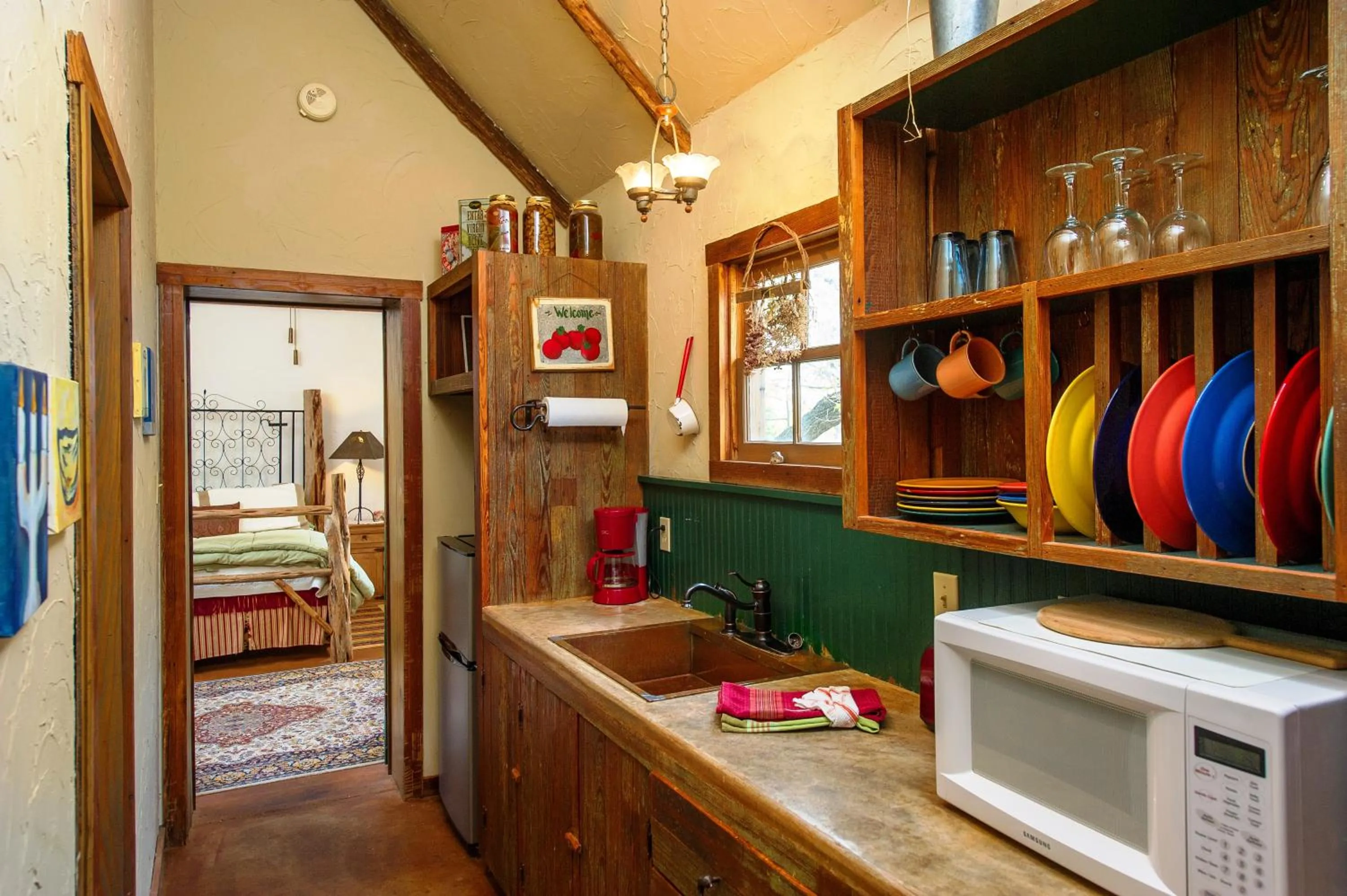 Kitchen or kitchenette, Bed in Barons CreekSide Resort