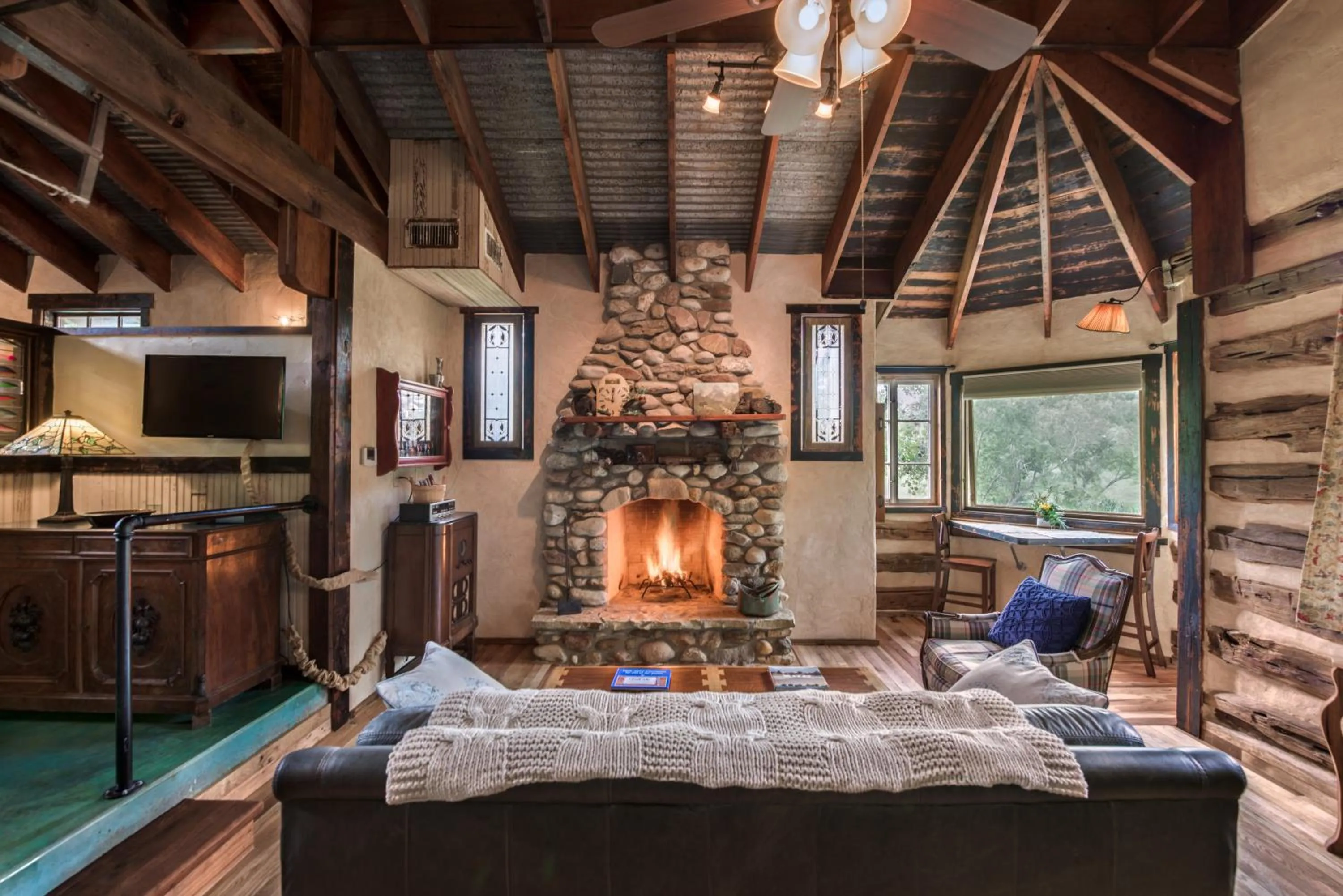 Living room, Bed in Barons CreekSide Resort