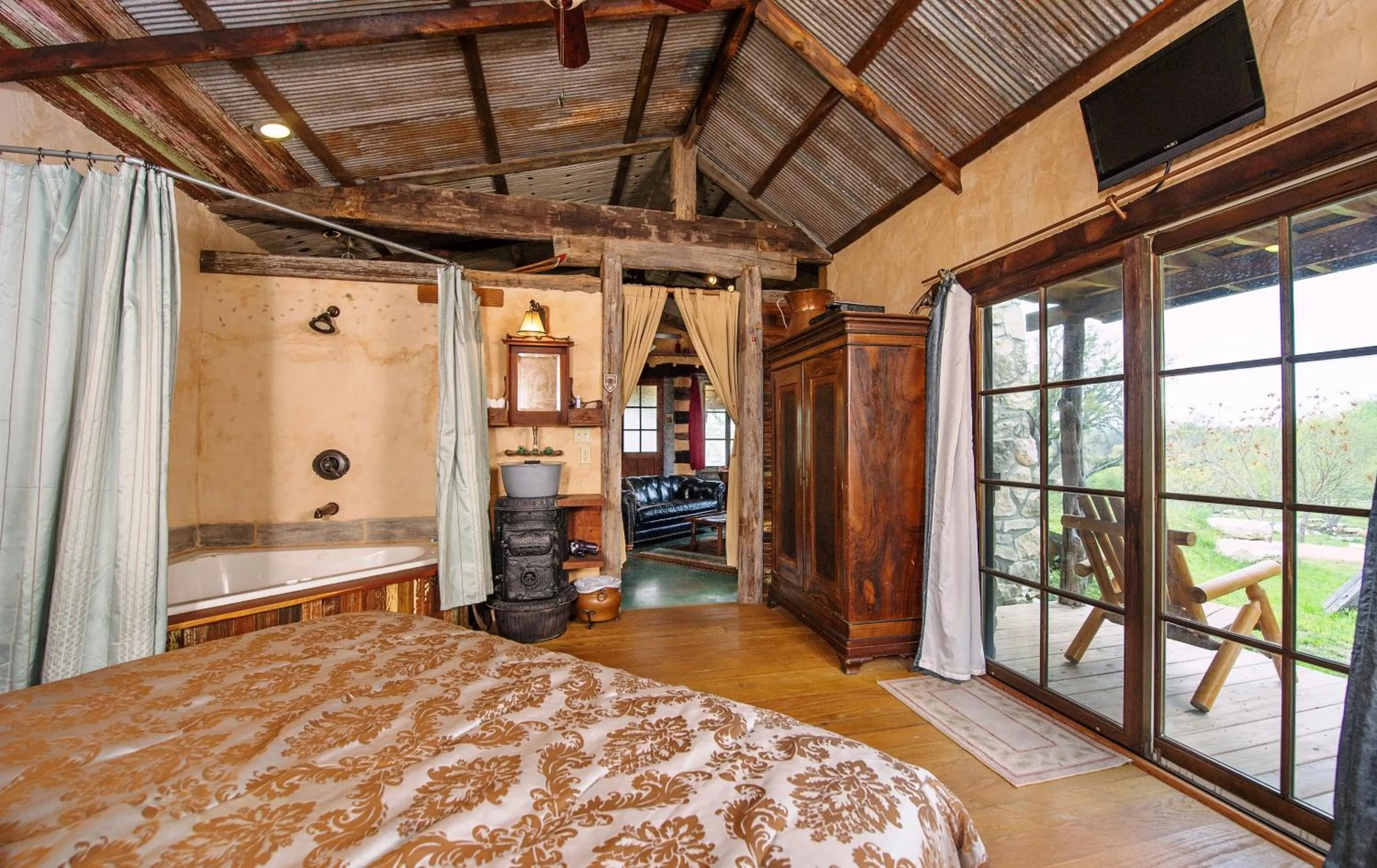 Bathroom, Bed in Barons CreekSide Resort