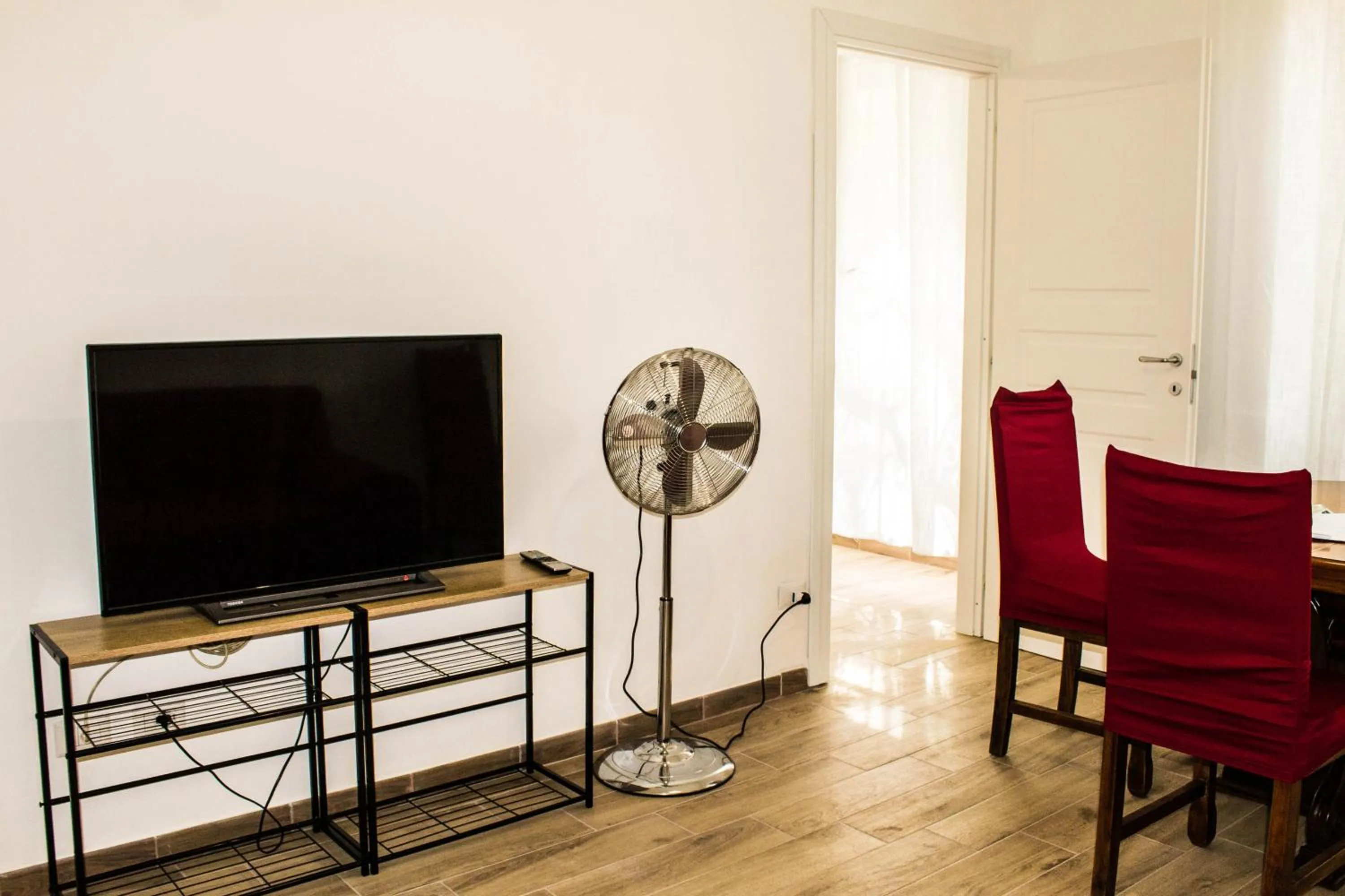 Communal lounge/ TV room in Daffodil in Roma San Pietro