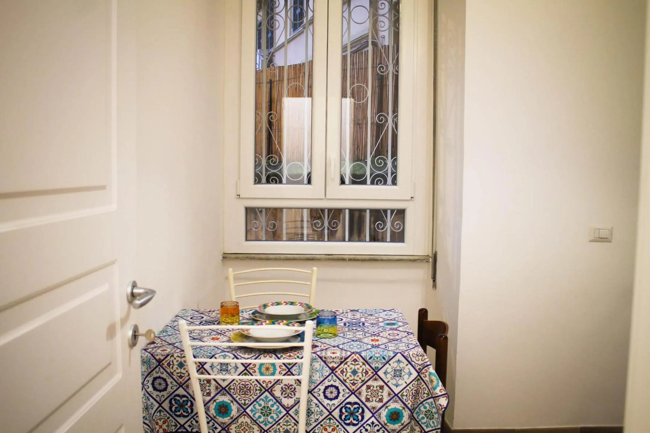 Dining area, Bed in Daffodil in Roma San Pietro