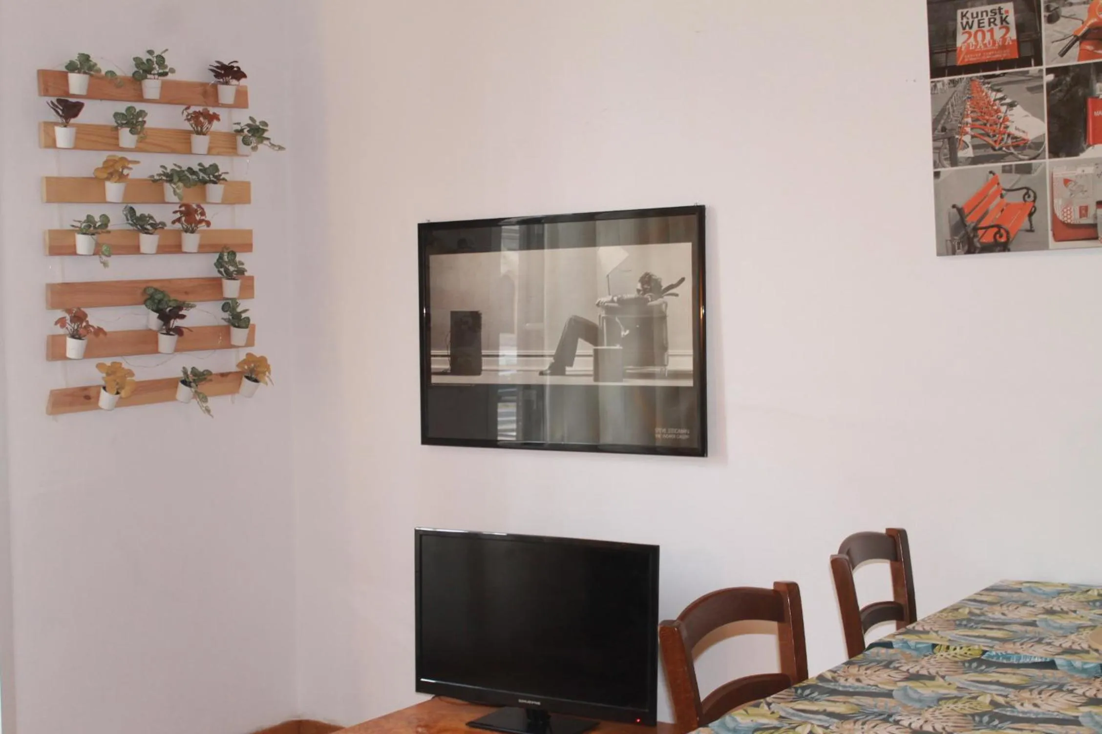 Communal lounge/ TV room, Bed in Daffodil in Roma San Pietro