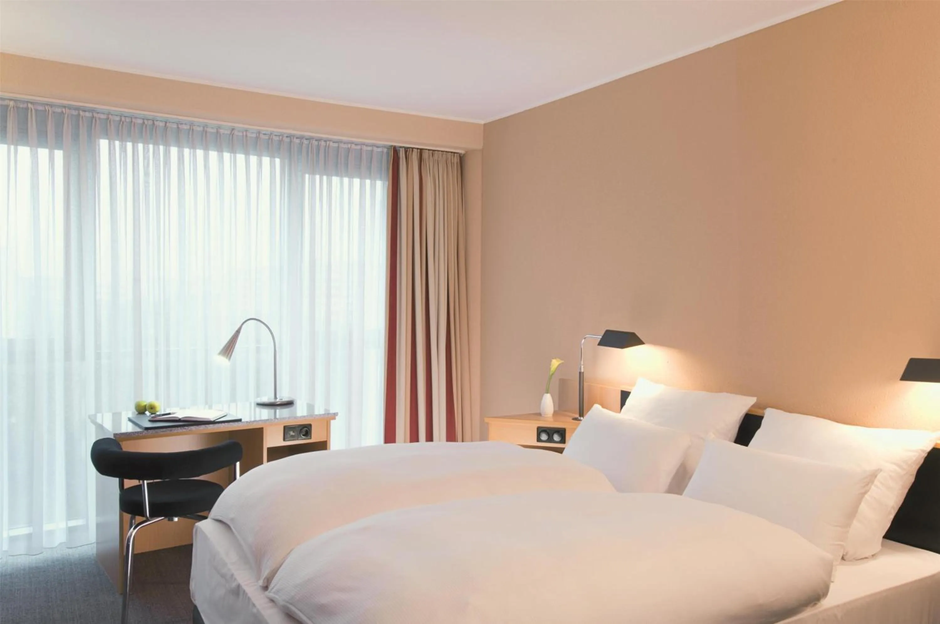 View (from property/room), Bed in NH Düsseldorf City