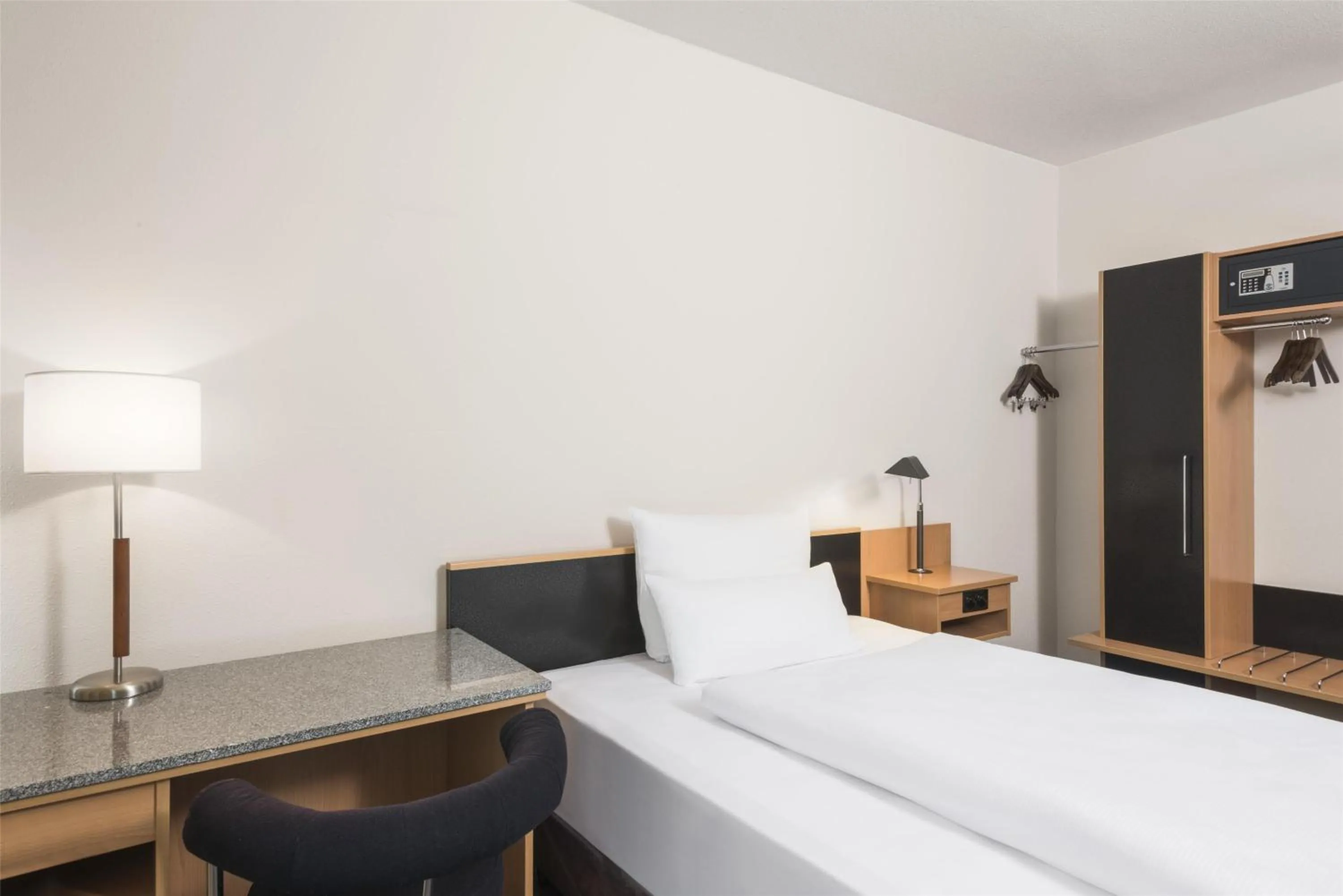 Bedroom, Bed in NH Düsseldorf City