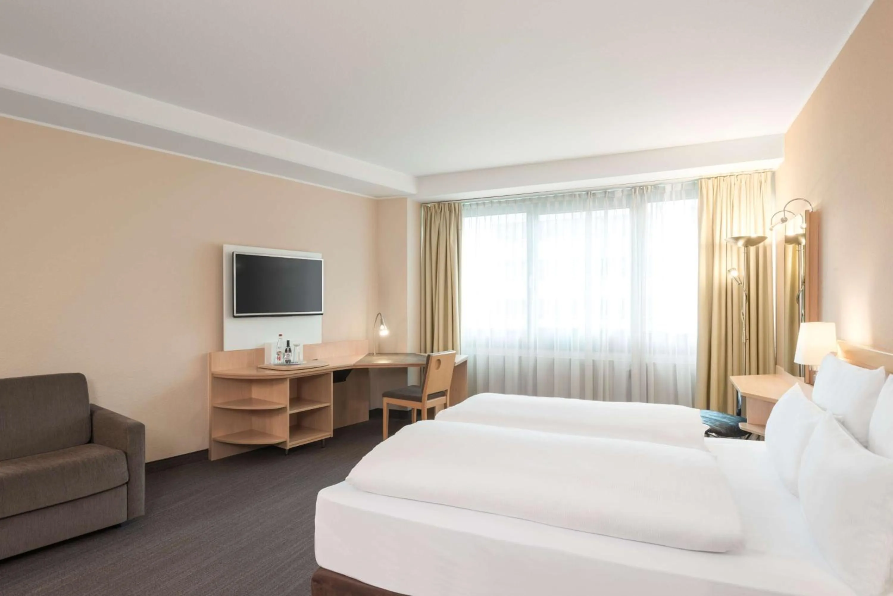 Photo of the whole room, Bed in NH Düsseldorf City