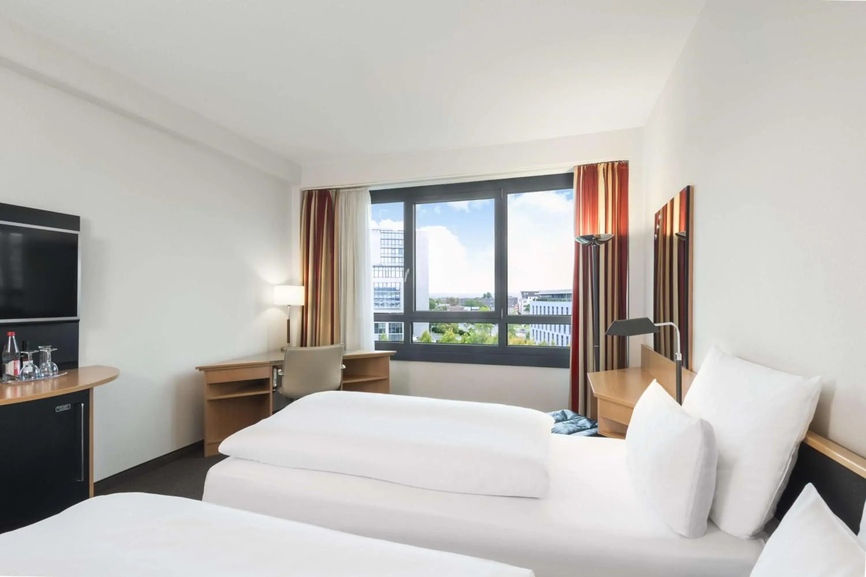 Standard Double Room with View in NH Düsseldorf City Standard Double Room with View in NH Düsseldorf City