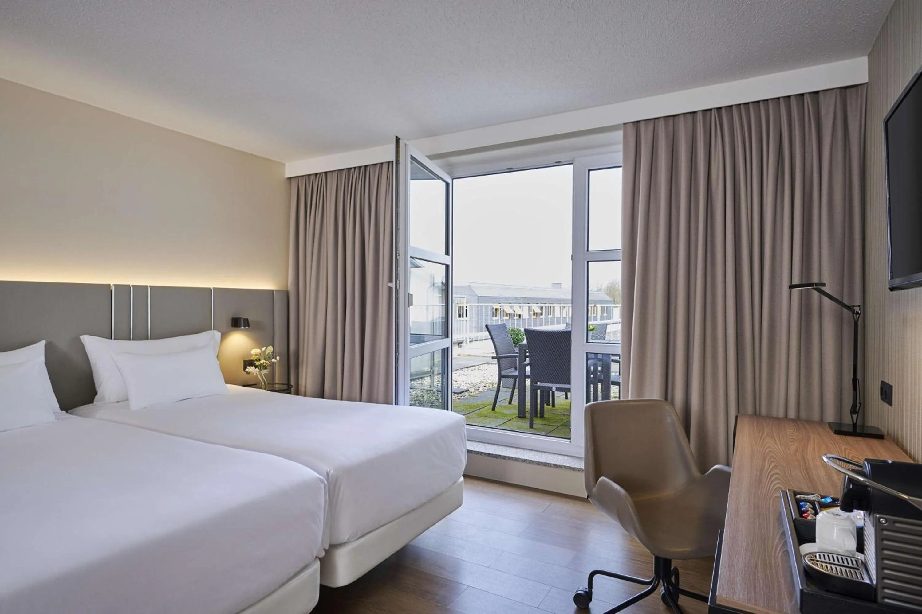 Bedroom, Bed in NH Frankfurt Airport