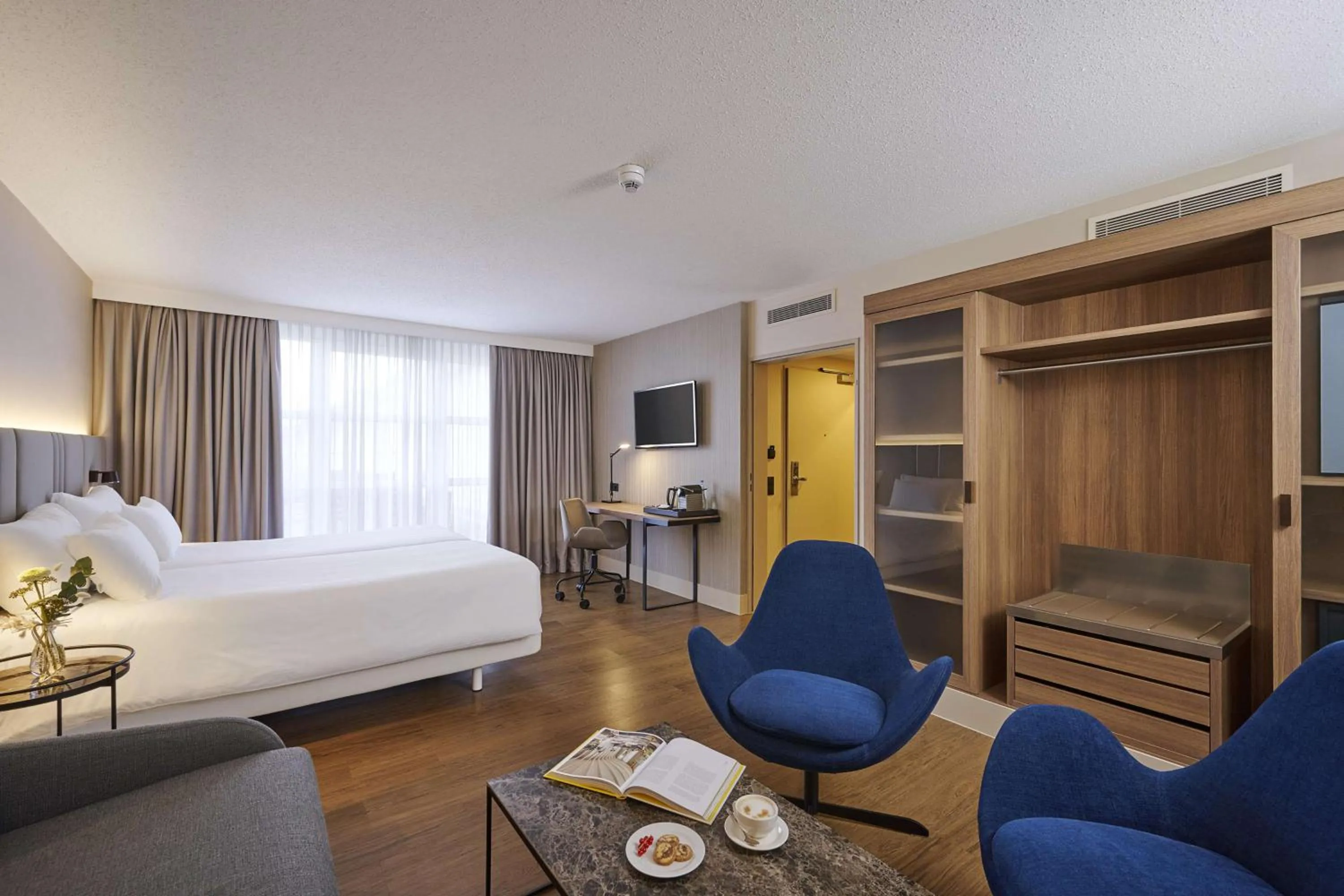 Bedroom, Bed in NH Frankfurt Airport