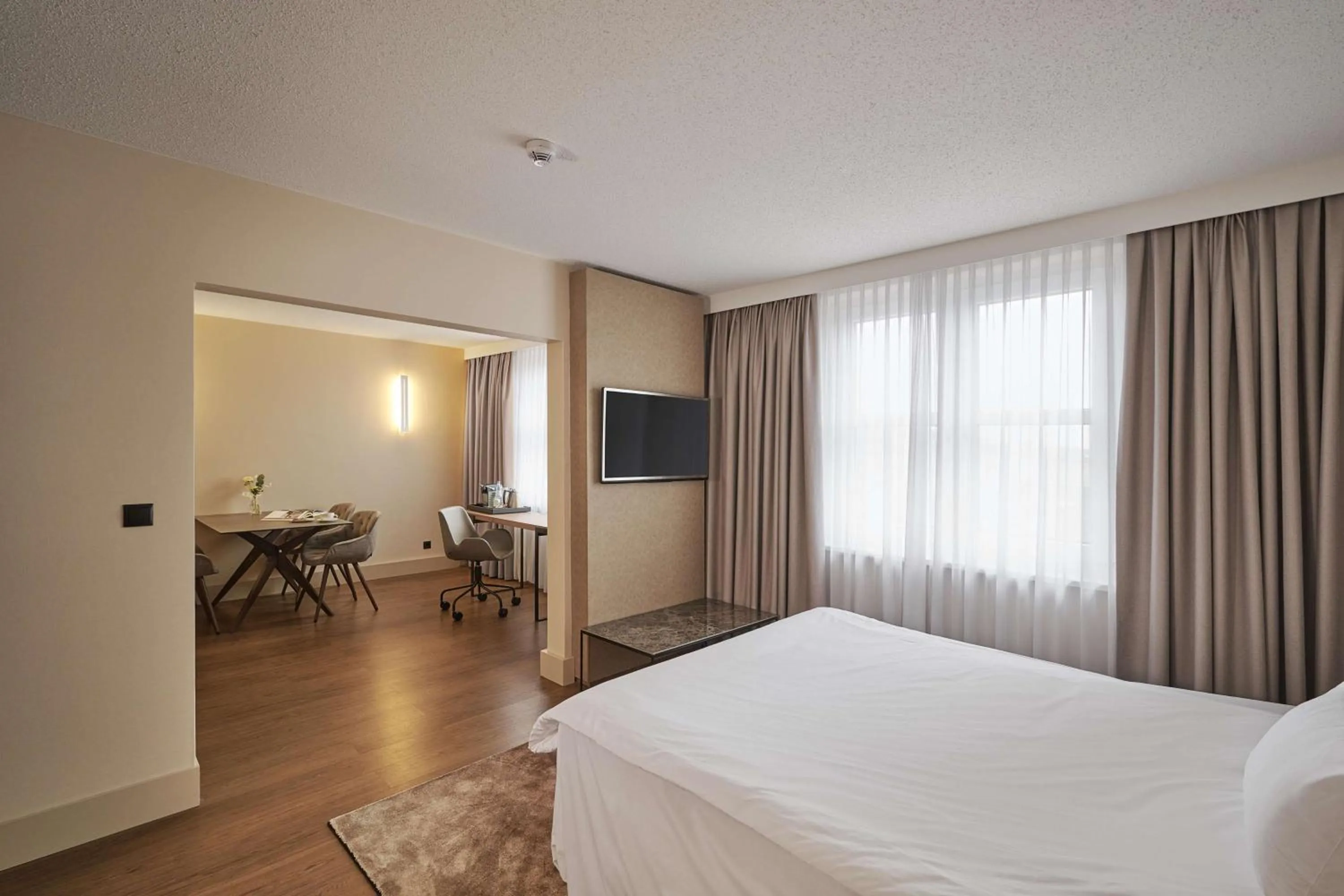 Bedroom, Bed in NH Frankfurt Airport