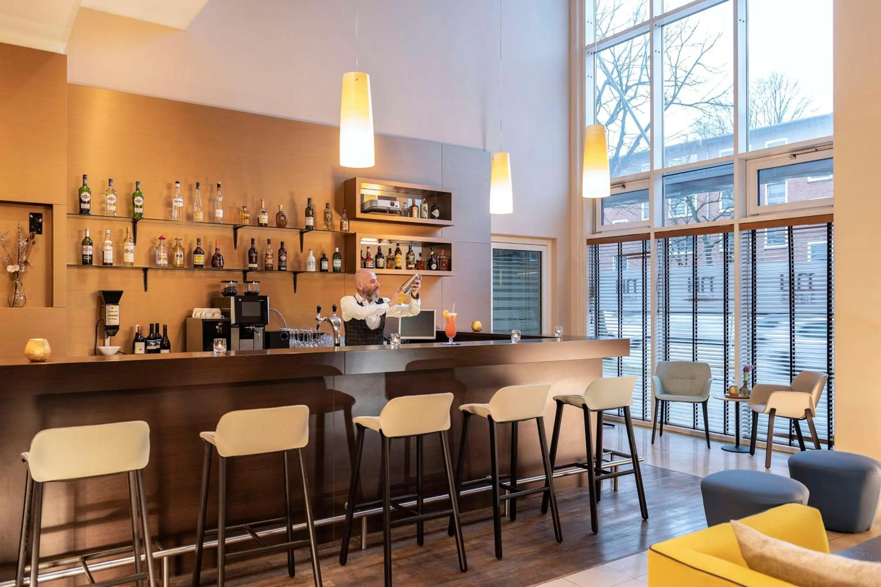 Lounge or bar in NH Hamburg Horner Rennbahn