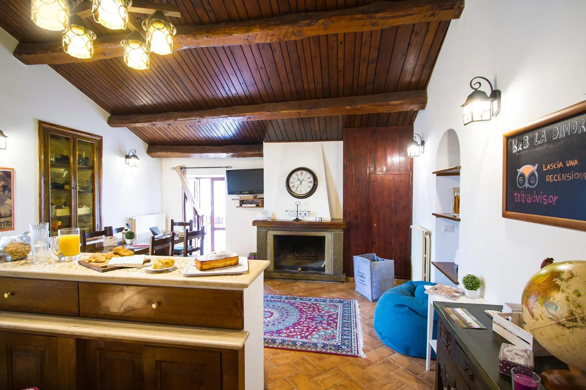 Communal lounge/ TV room in La Dimora diChecchino