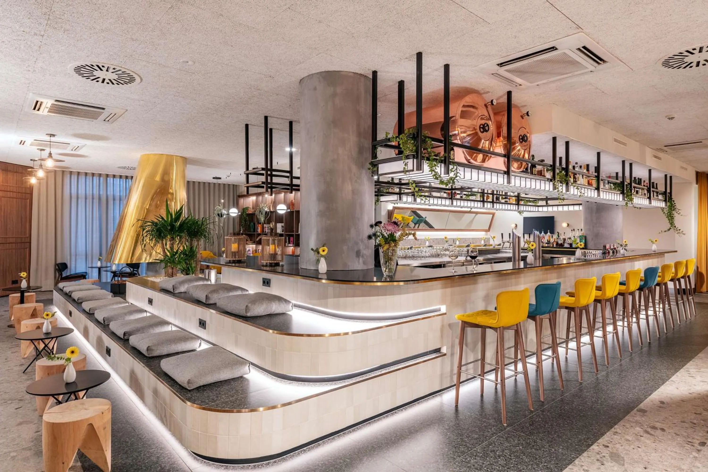 Lounge or bar in NH Hamburg Altona