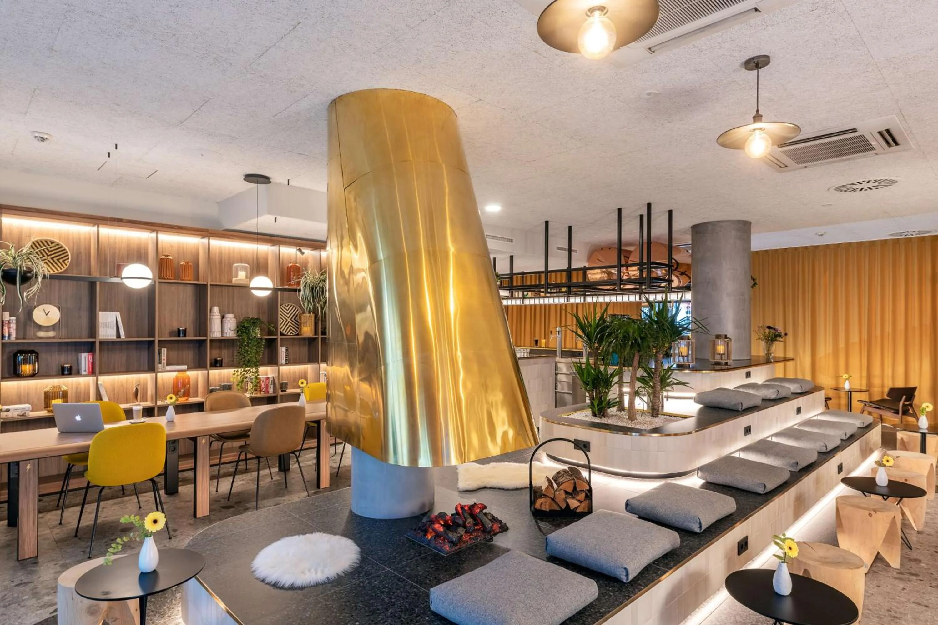 Lounge or bar in NH Hamburg Altona