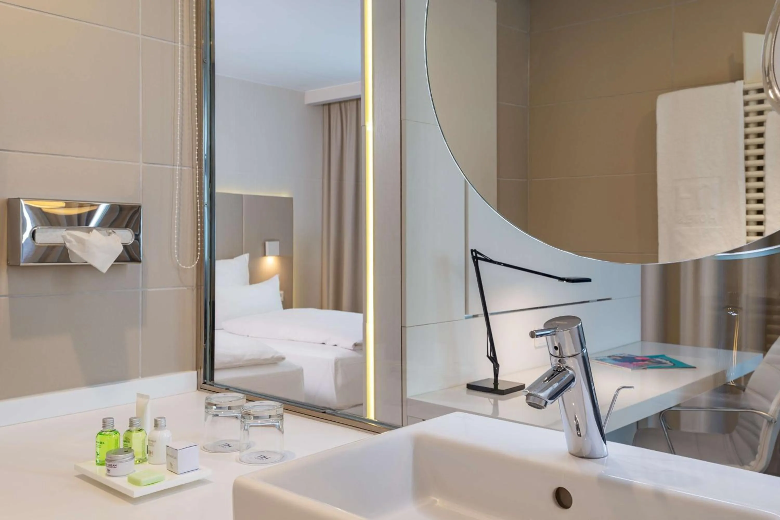 Bathroom, Bed in NH Hamburg Altona