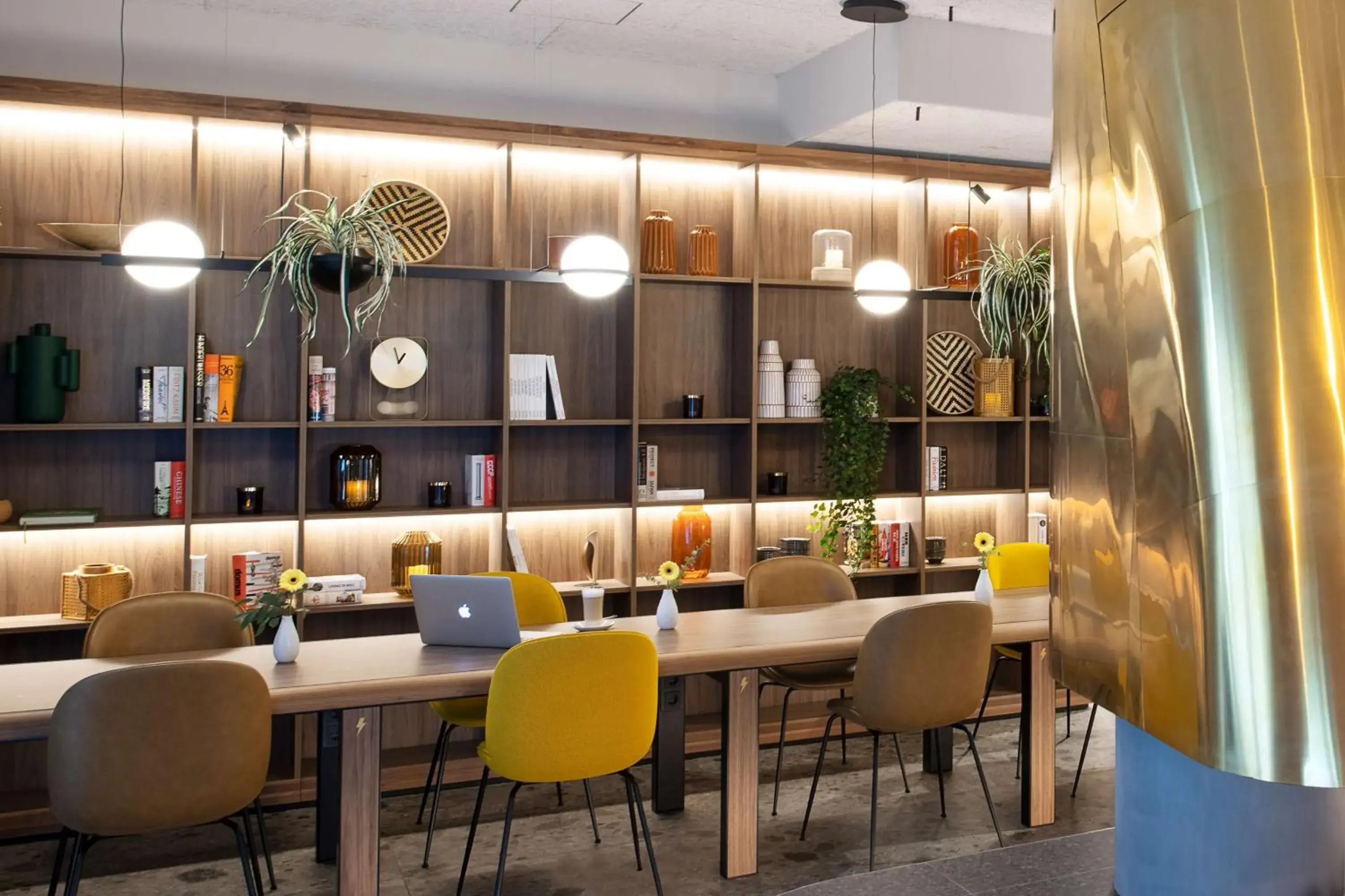Lounge or bar in NH Hamburg Altona Lounge or bar in NH Hamburg Altona