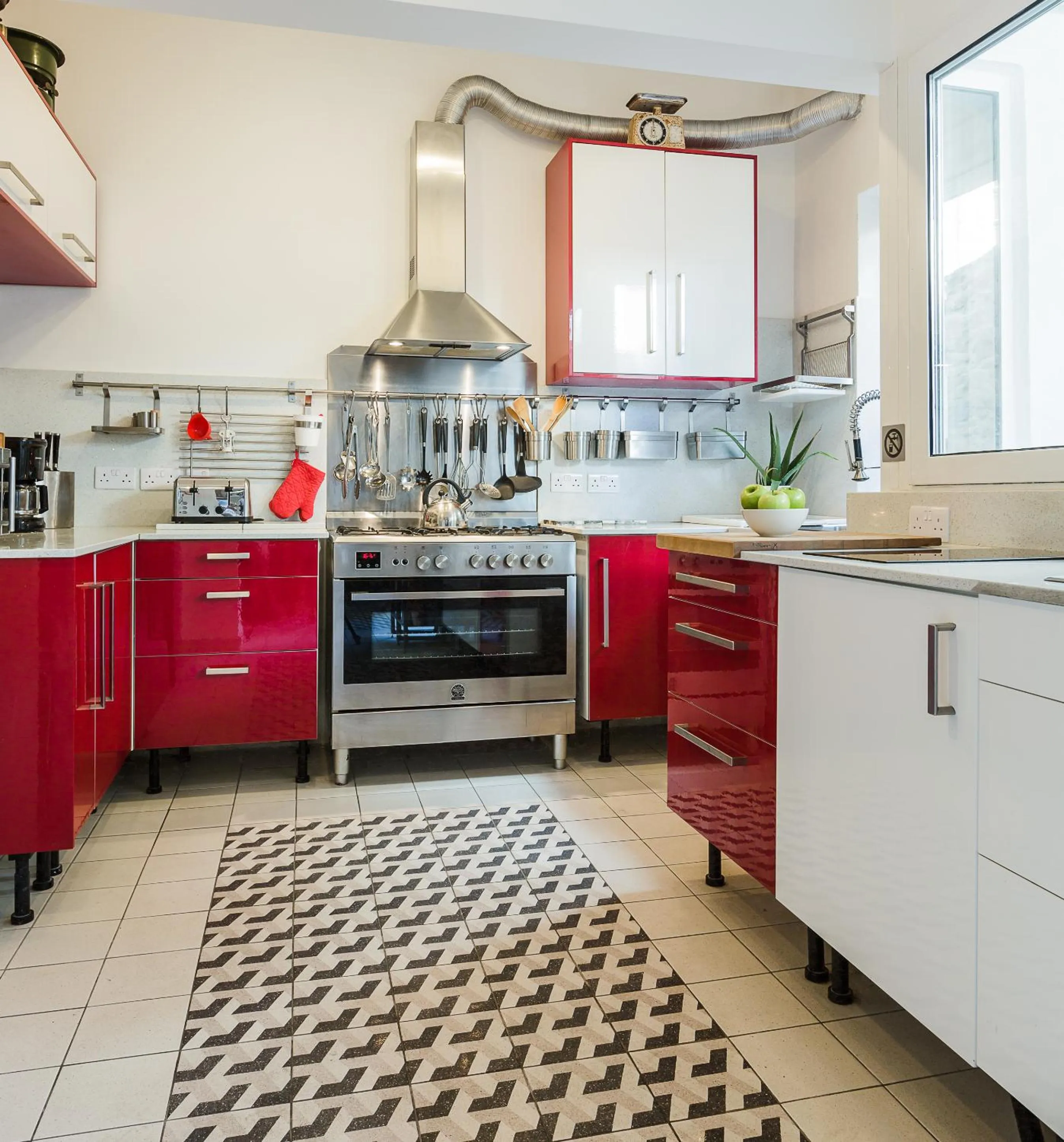 Kitchen or kitchenette in Two Pillows Boutique Hostel