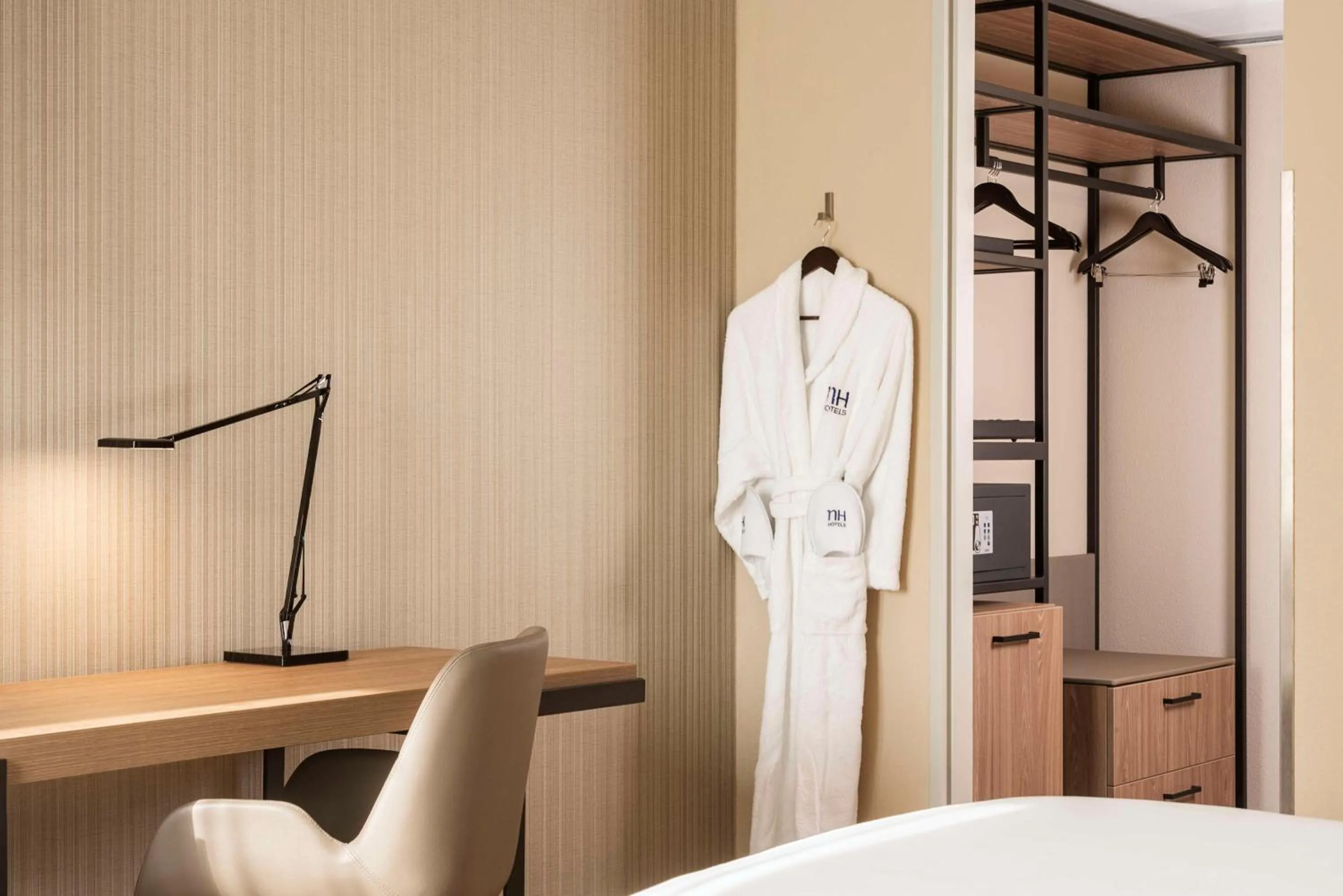 Bedroom, Bed in NH München Airport