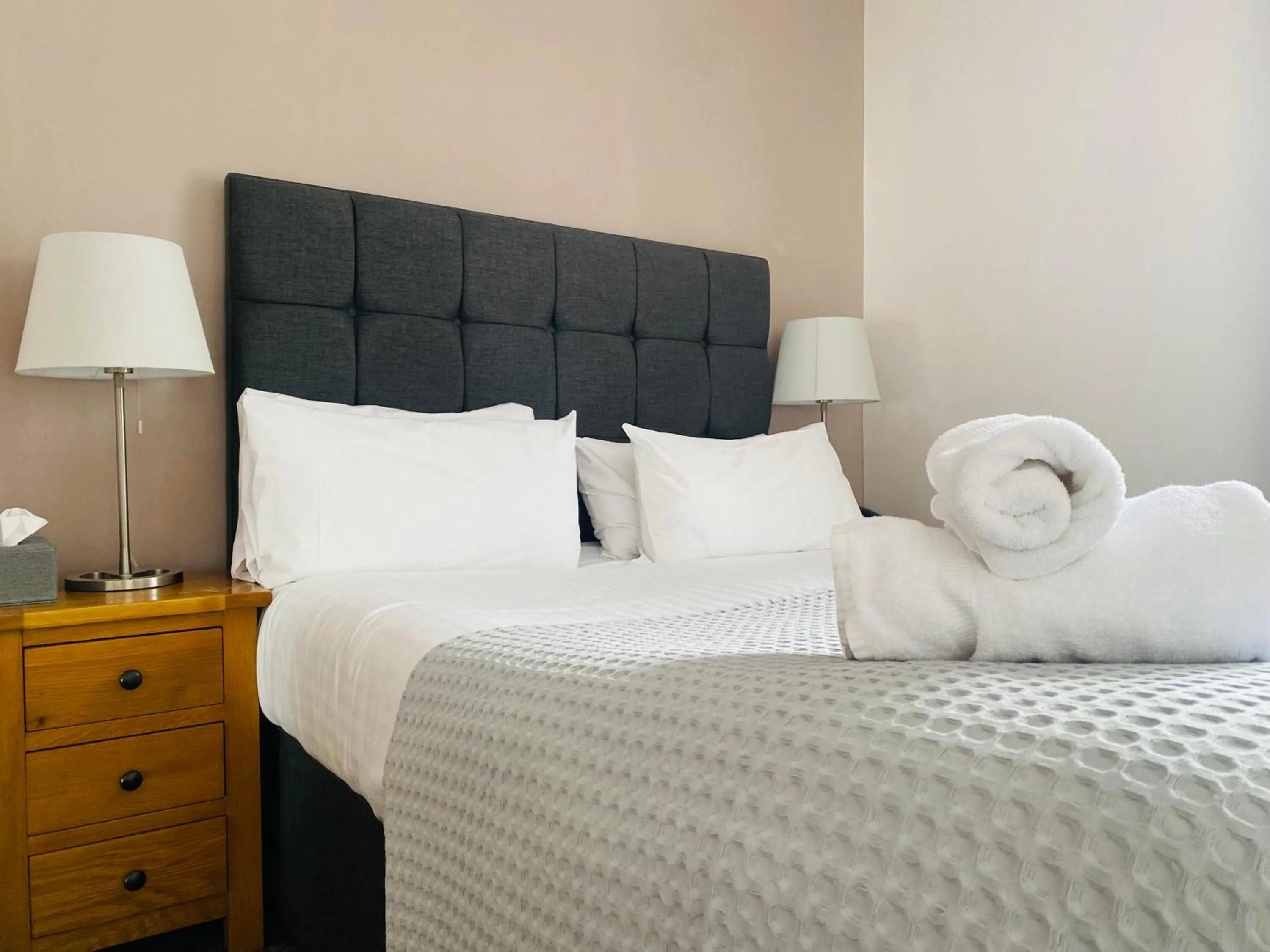 Bed in The Oaks Hotel