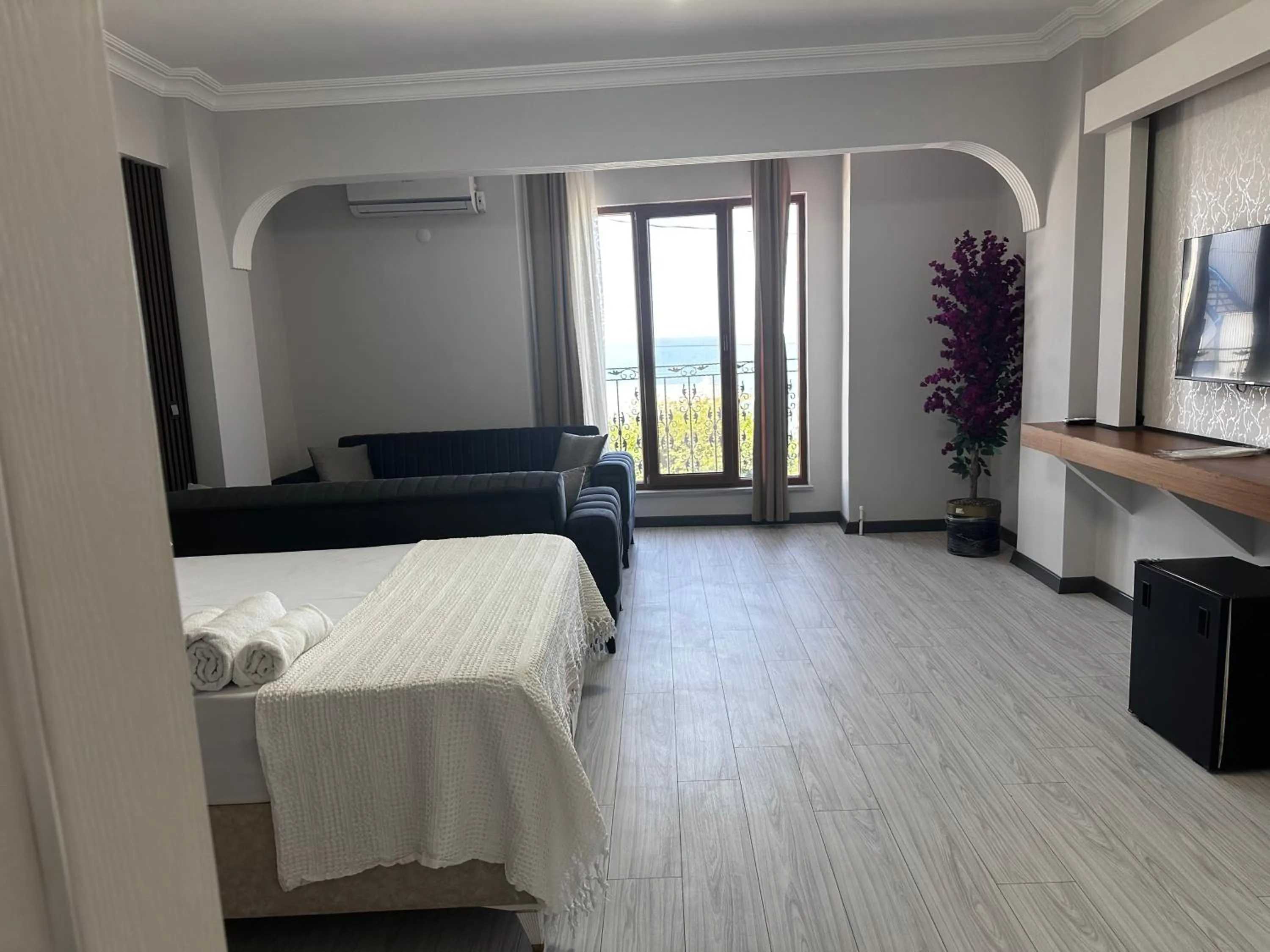 Communal lounge/ TV room, Bed in KILIÇ MOTEL