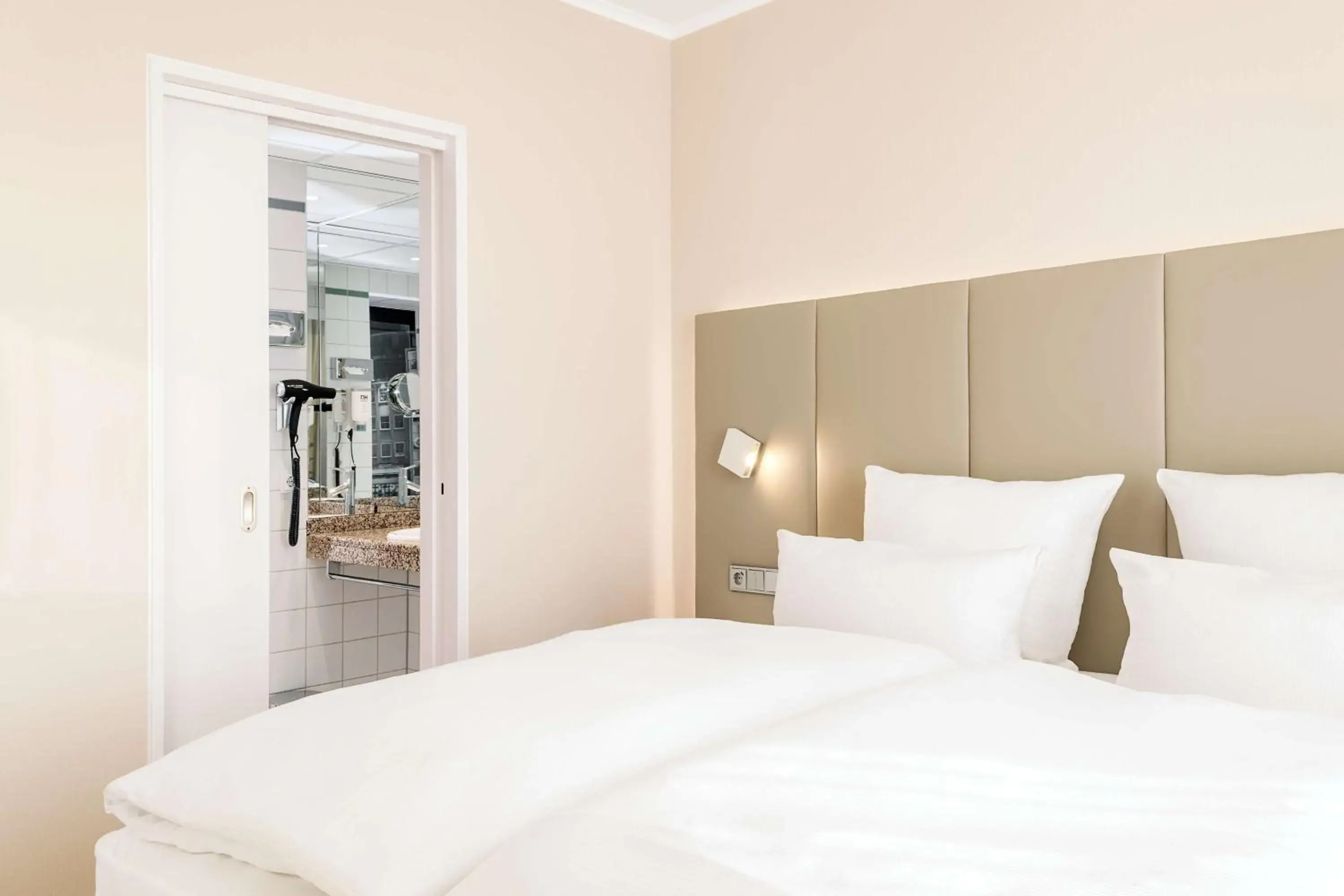 Photo of the whole room, Bed in NH Dortmund Photo of the whole room, Bed in NH Dortmund