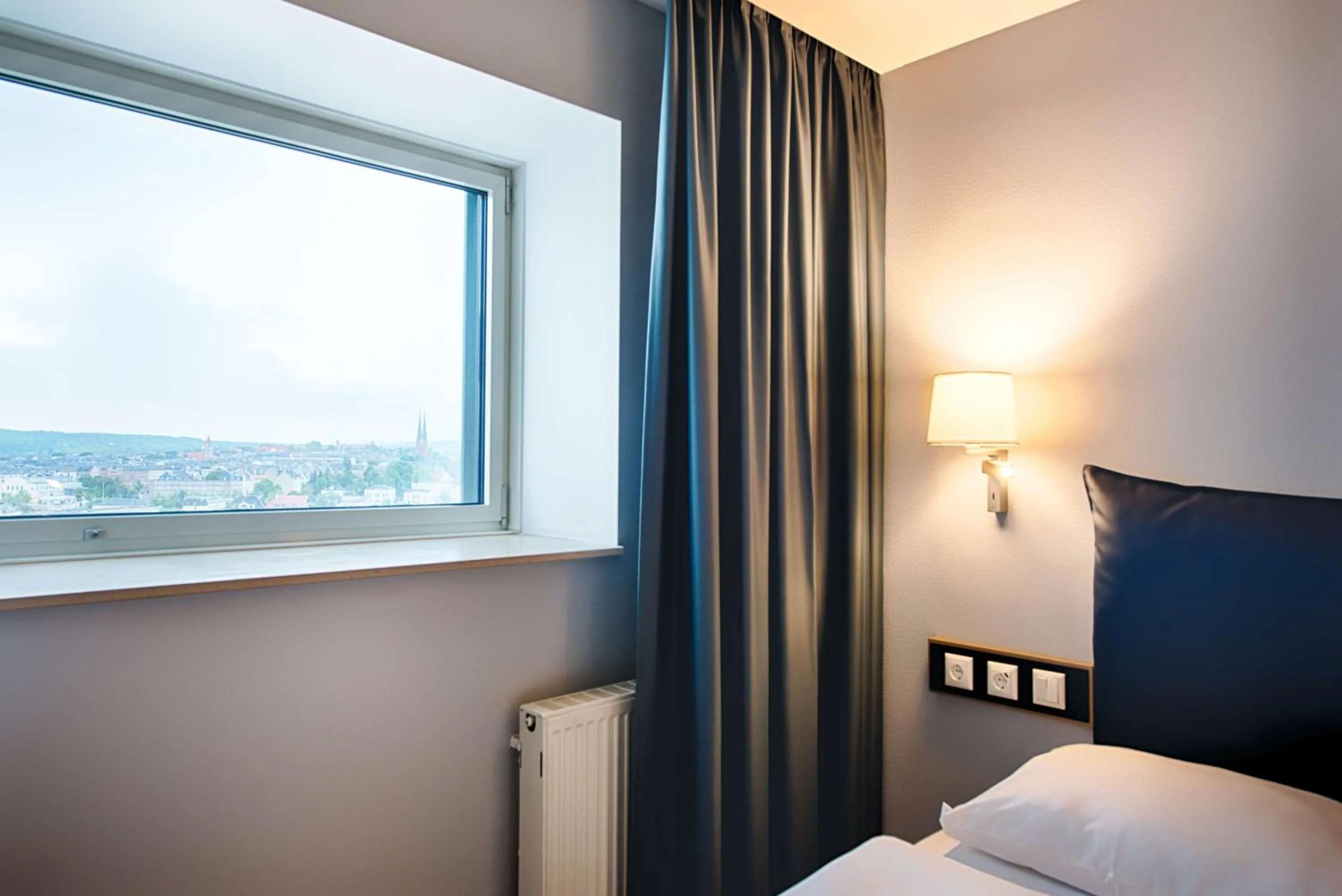 Coffee/tea facilities, Bed in Congress Hotel Chemnitz