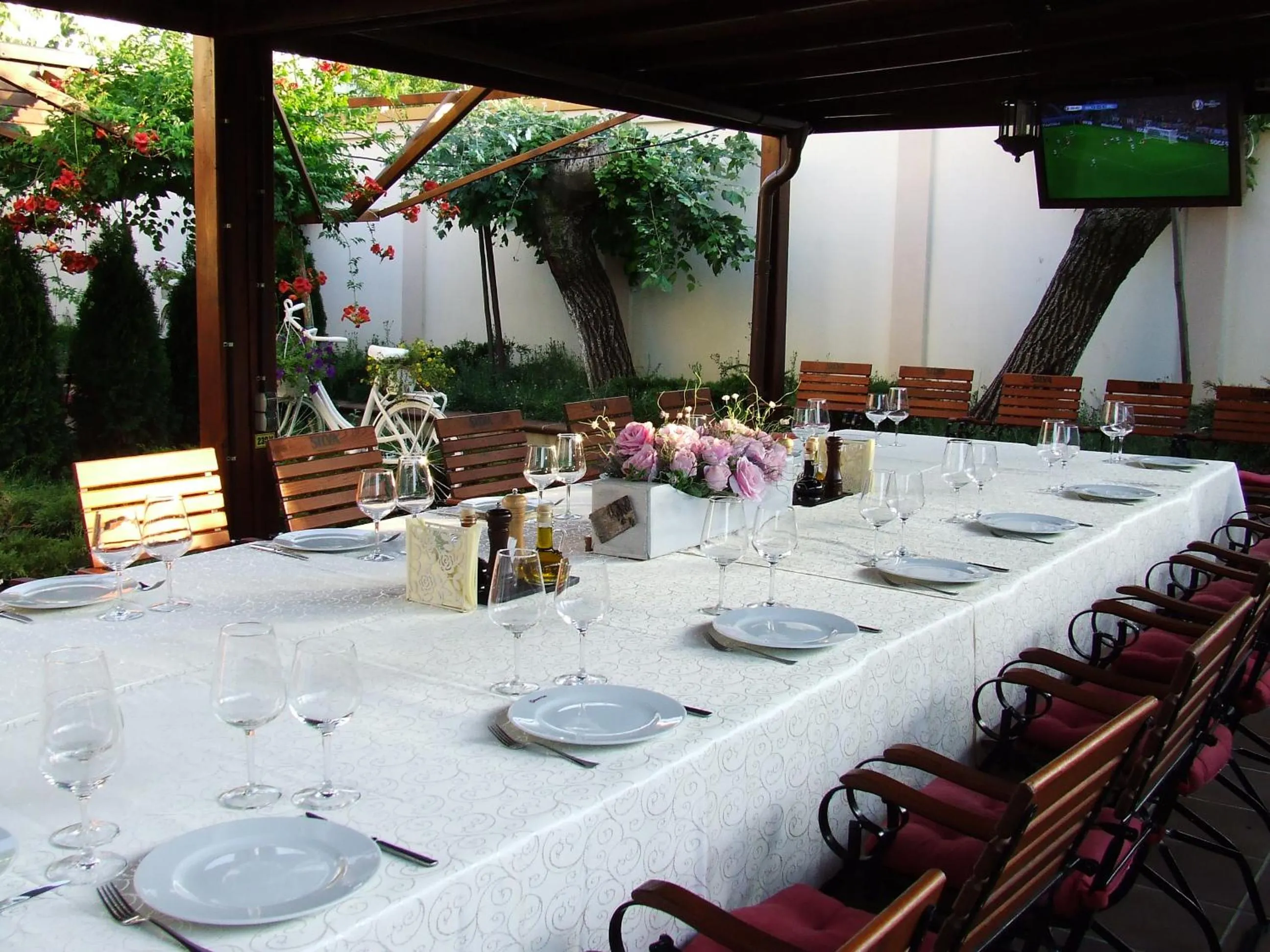 Restaurant/places to eat in Hotel Senator