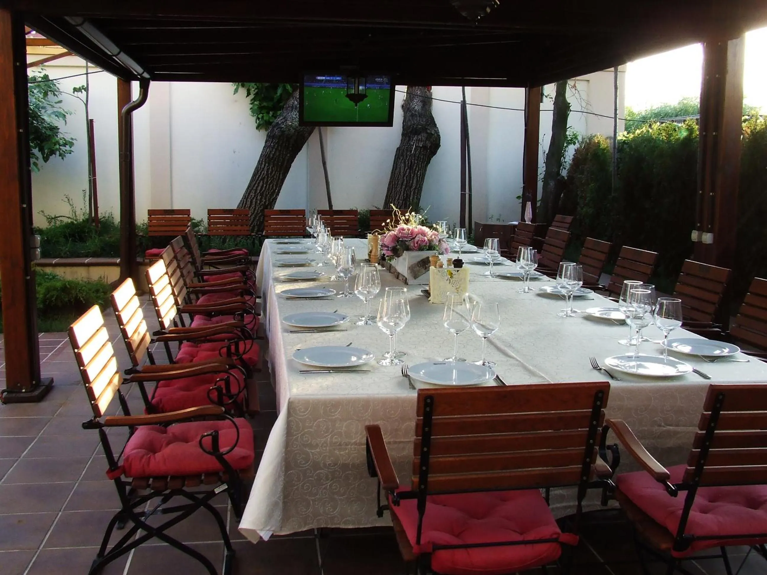 Restaurant/places to eat in Hotel Senator