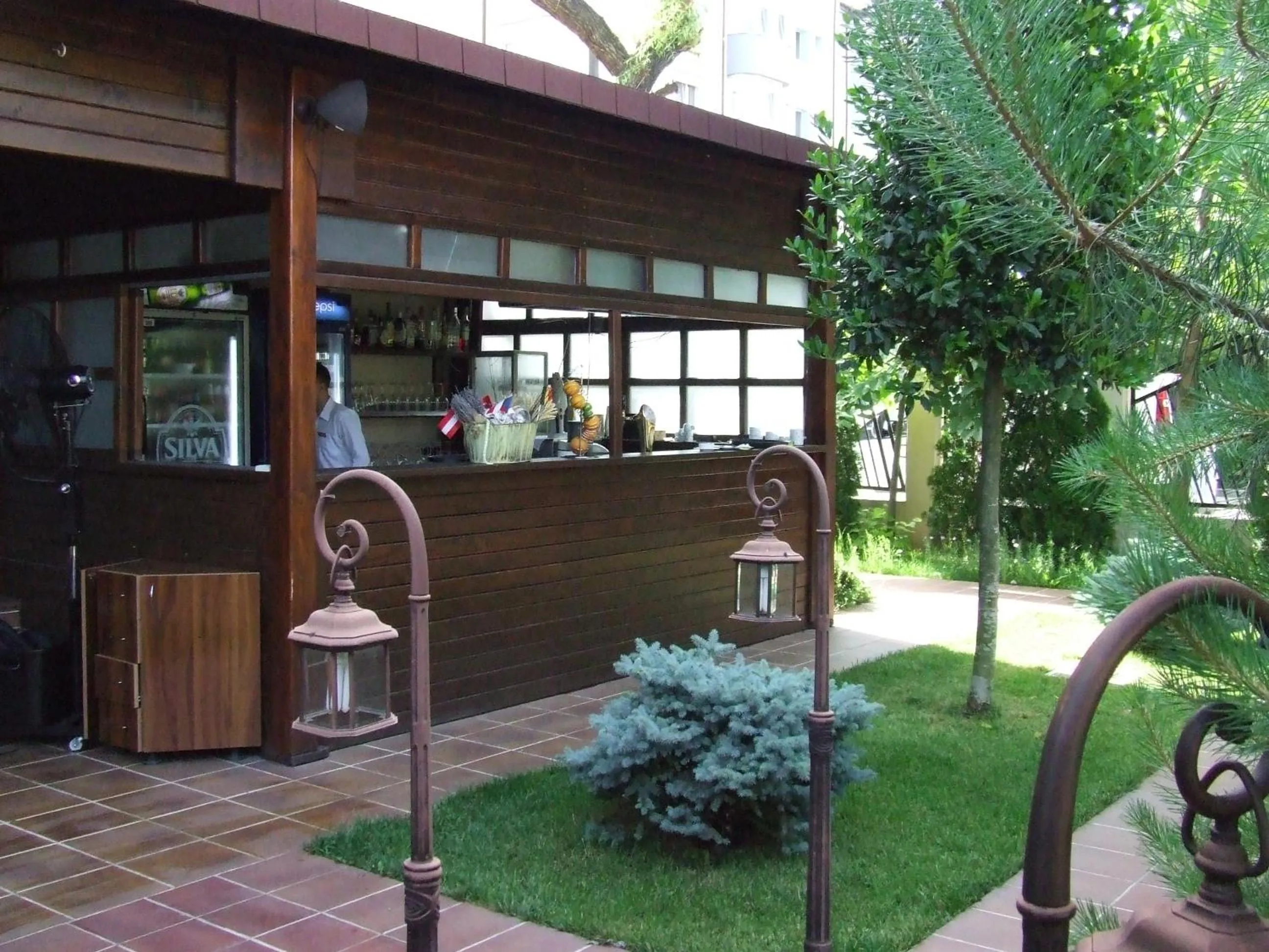 Restaurant/places to eat in Hotel Senator