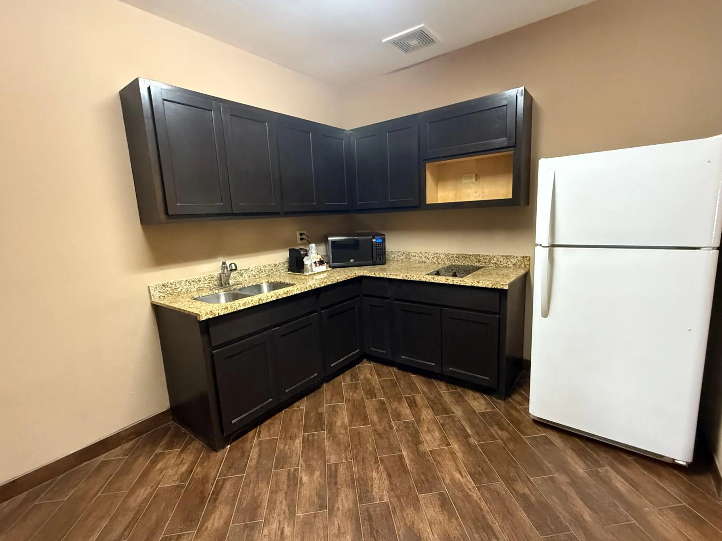 Executive Inn & Suites