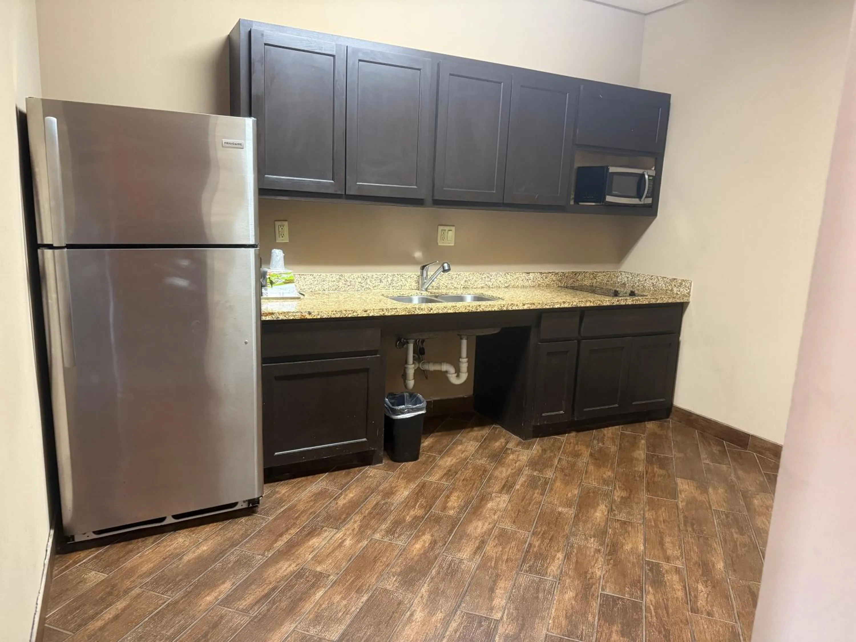 Executive Inn & Suites