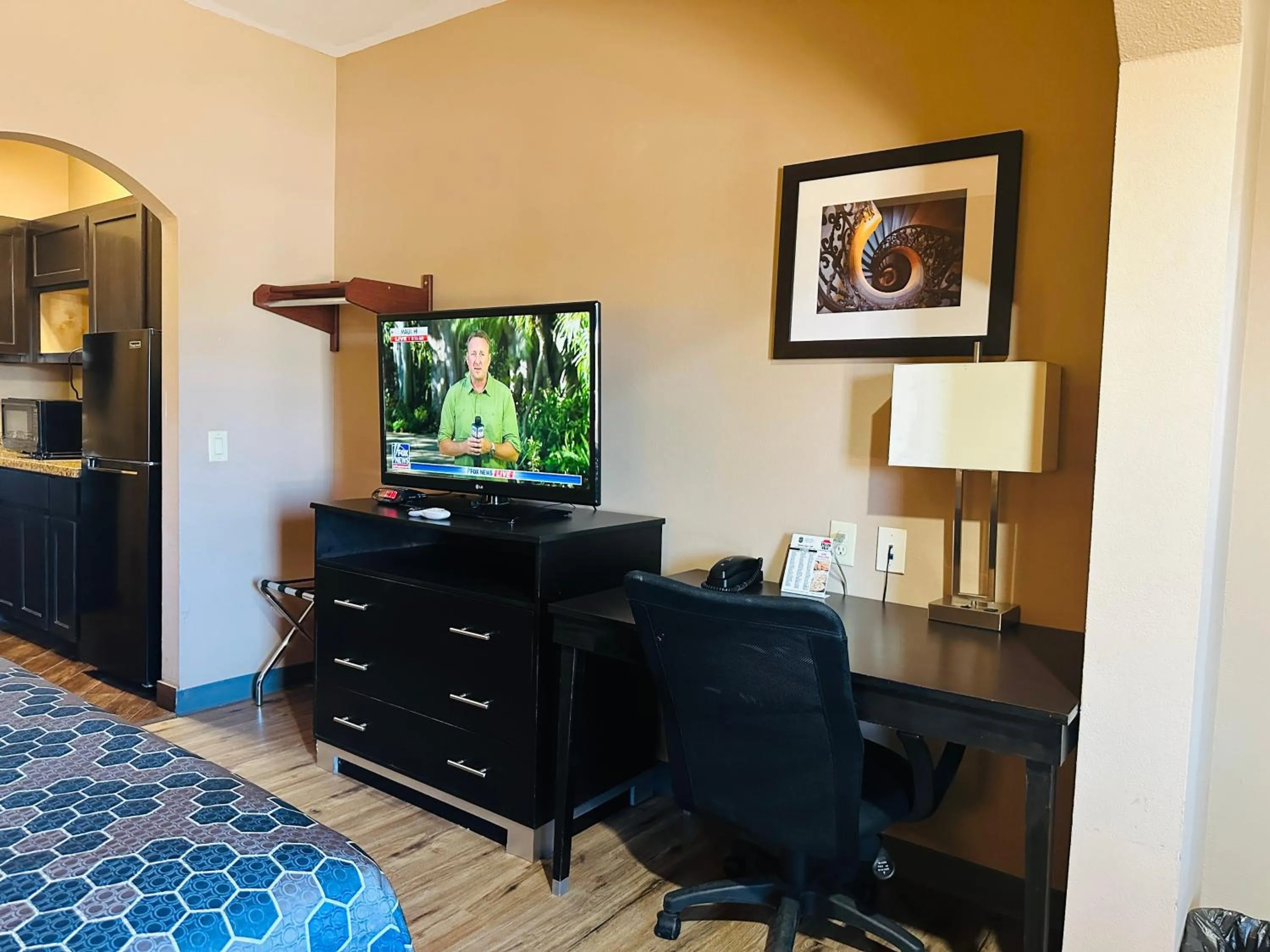 Communal lounge/ TV room in Executive Inn & Suites