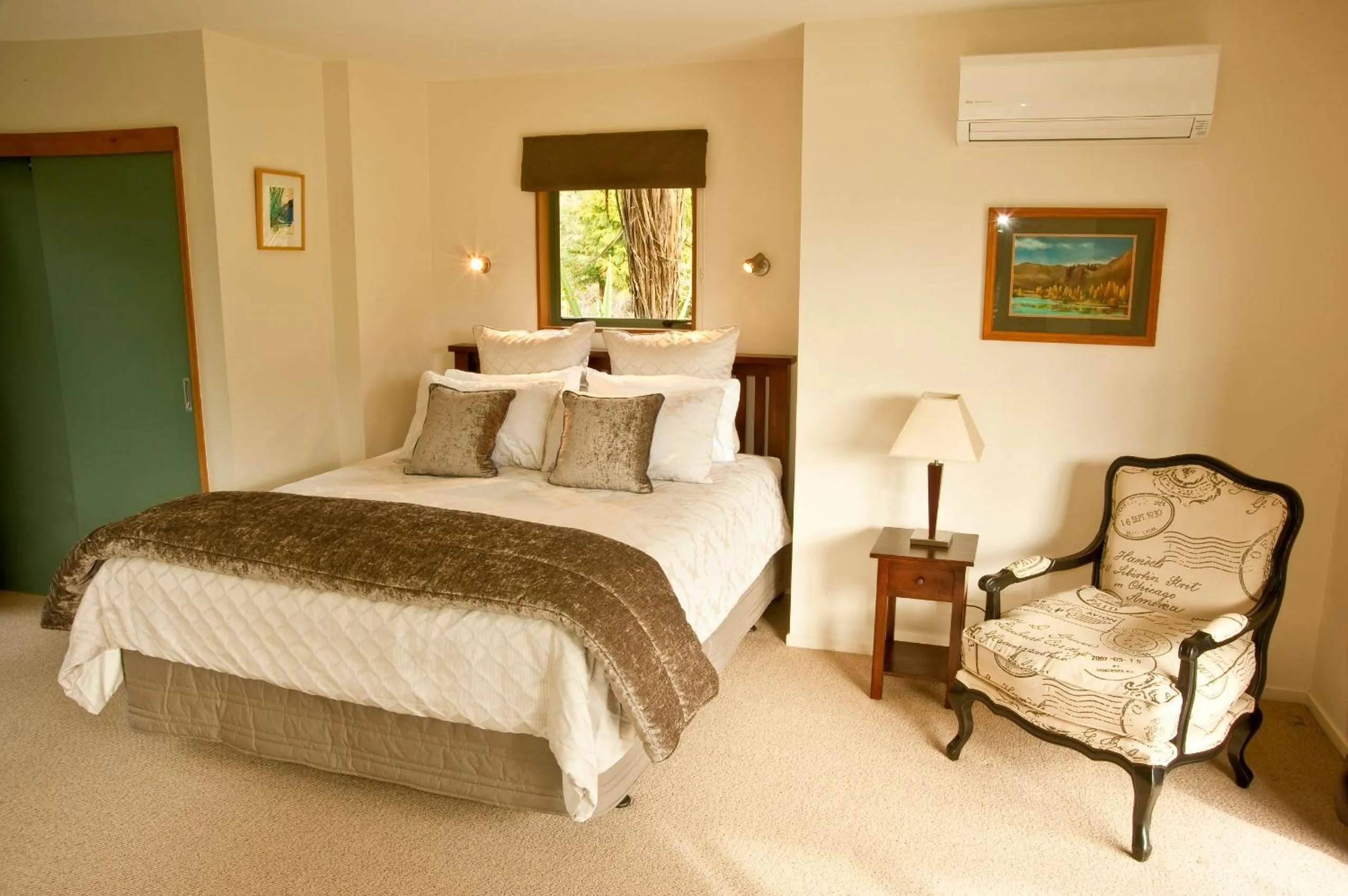 Photo of the whole room, Bed in Whakaipo Lodge