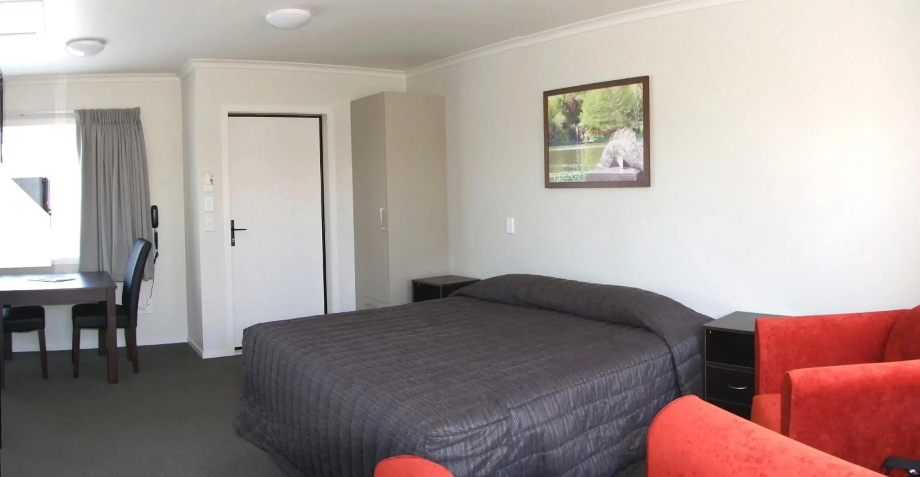 Large Family Room in Brooklyn Motor Lodge Large Family Room in Brooklyn Motor Lodge