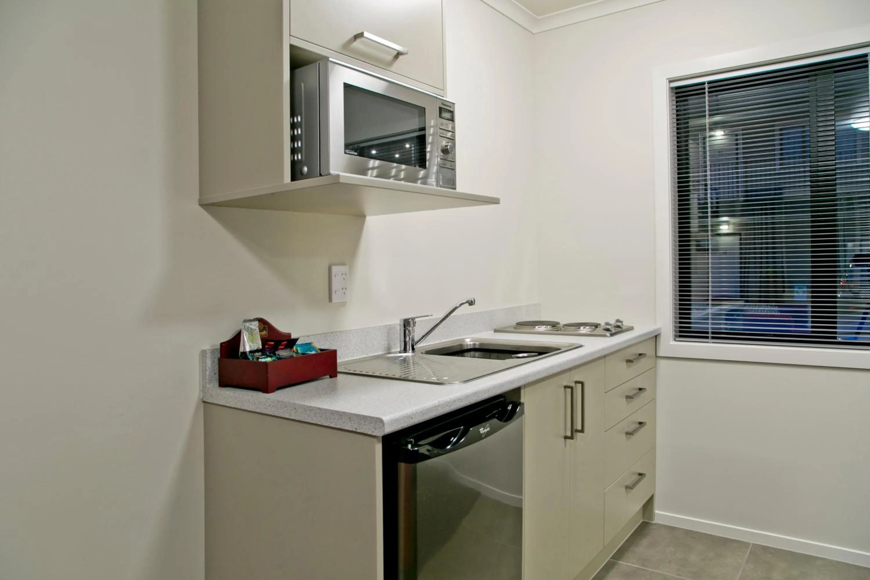 Kitchen or kitchenette in Brooklyn Motor Lodge