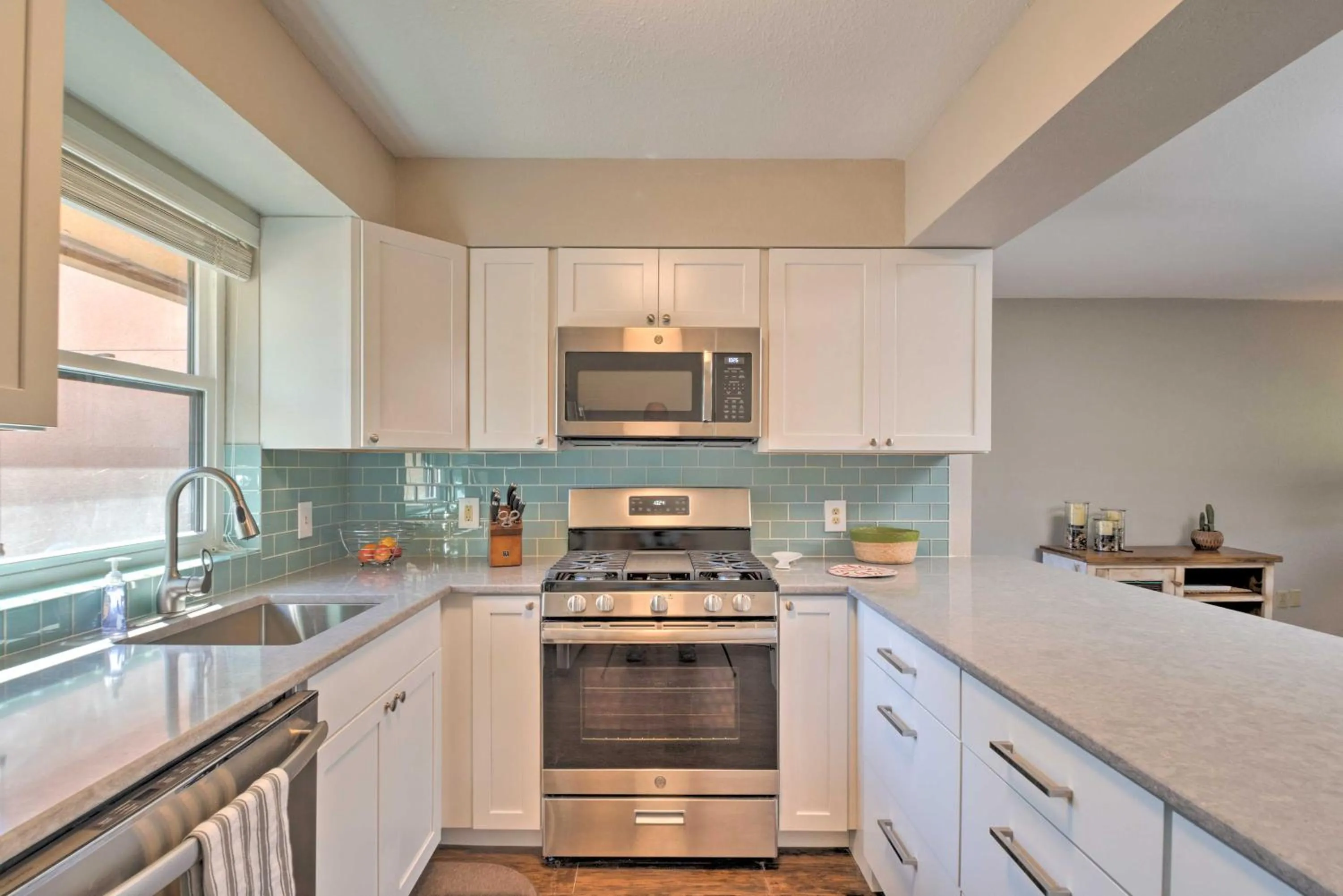 Bright Ruidoso Condo with Deck and Golf Course Views!