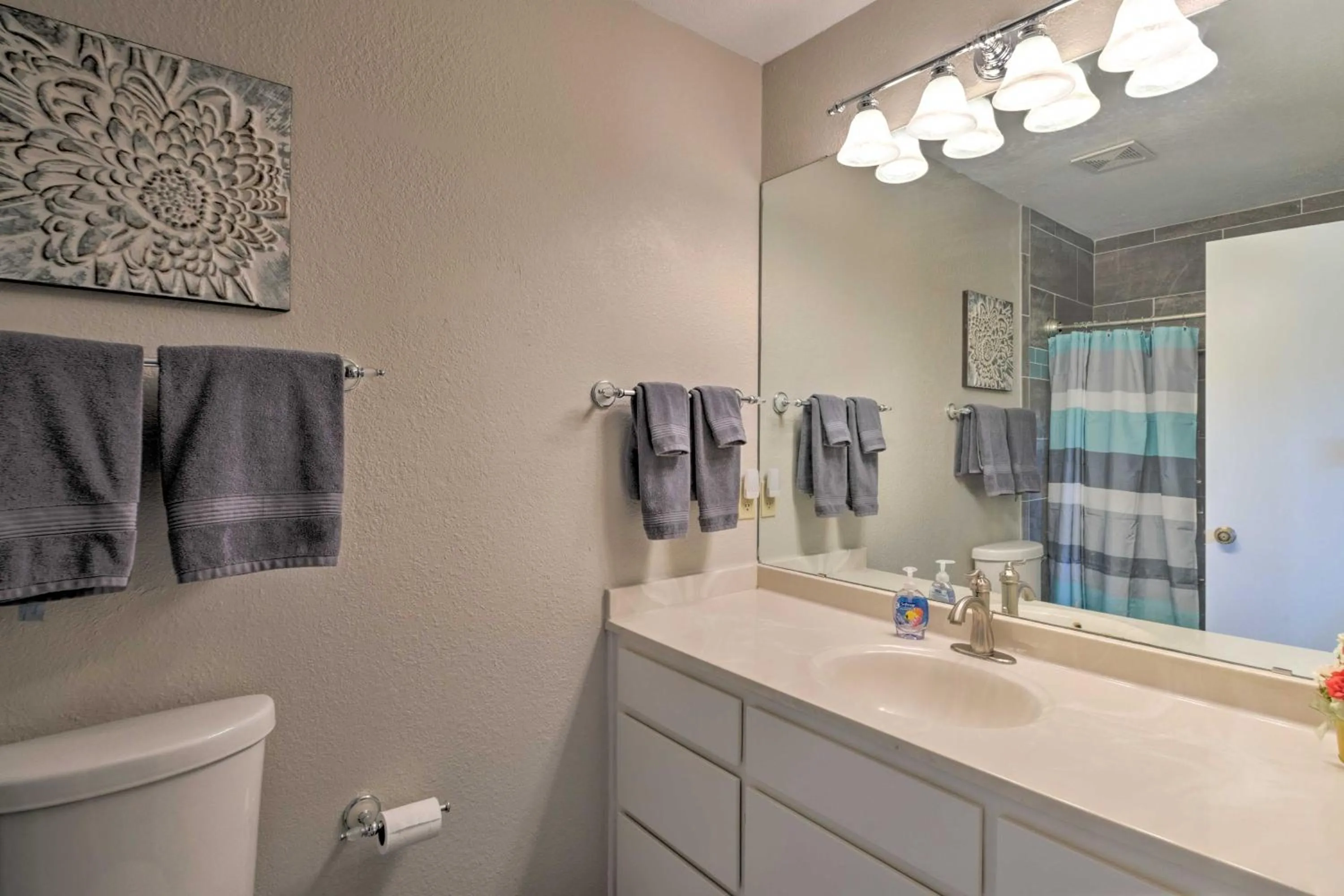 Bright Ruidoso Condo with Deck and Golf Course Views!