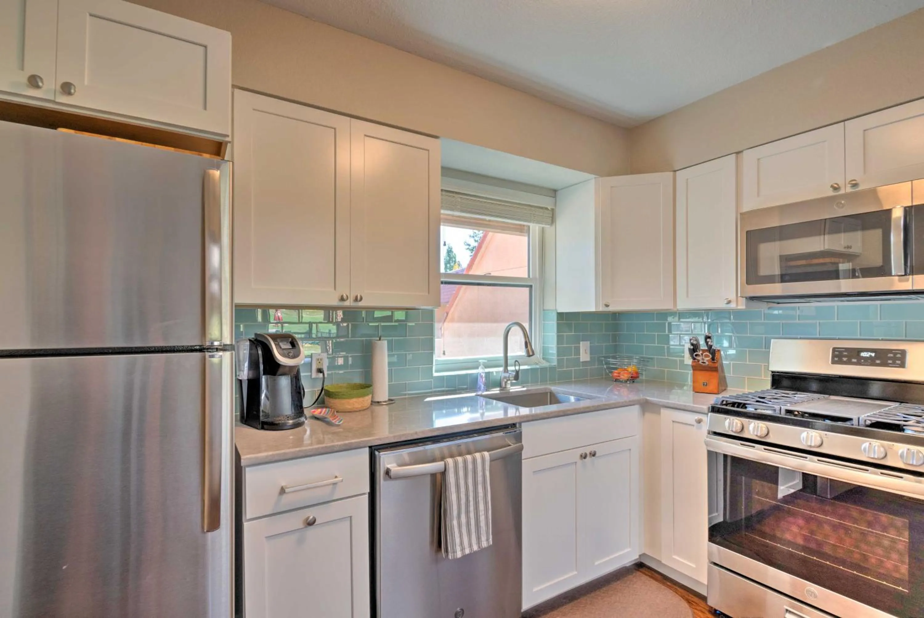 Bright Ruidoso Condo with Deck and Golf Course Views!