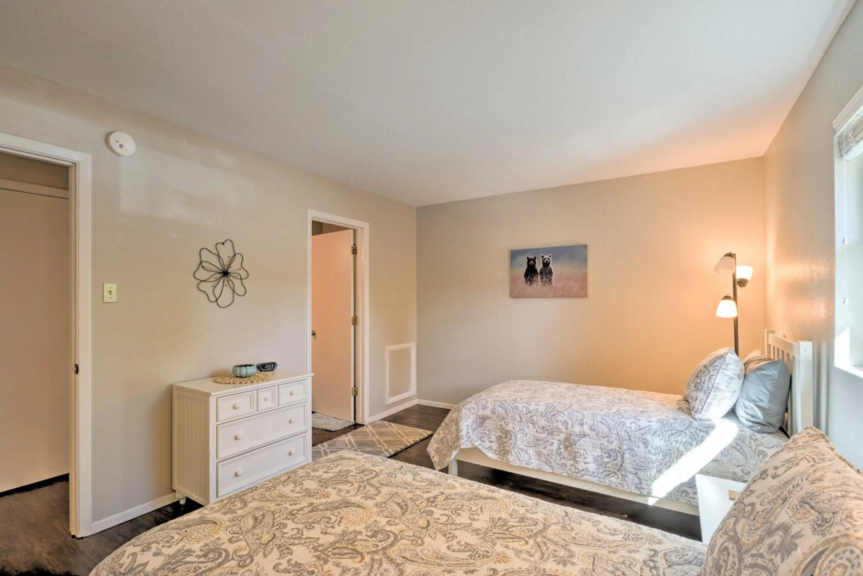 Bed in Bright Ruidoso Condo with Deck and Golf Course Views!